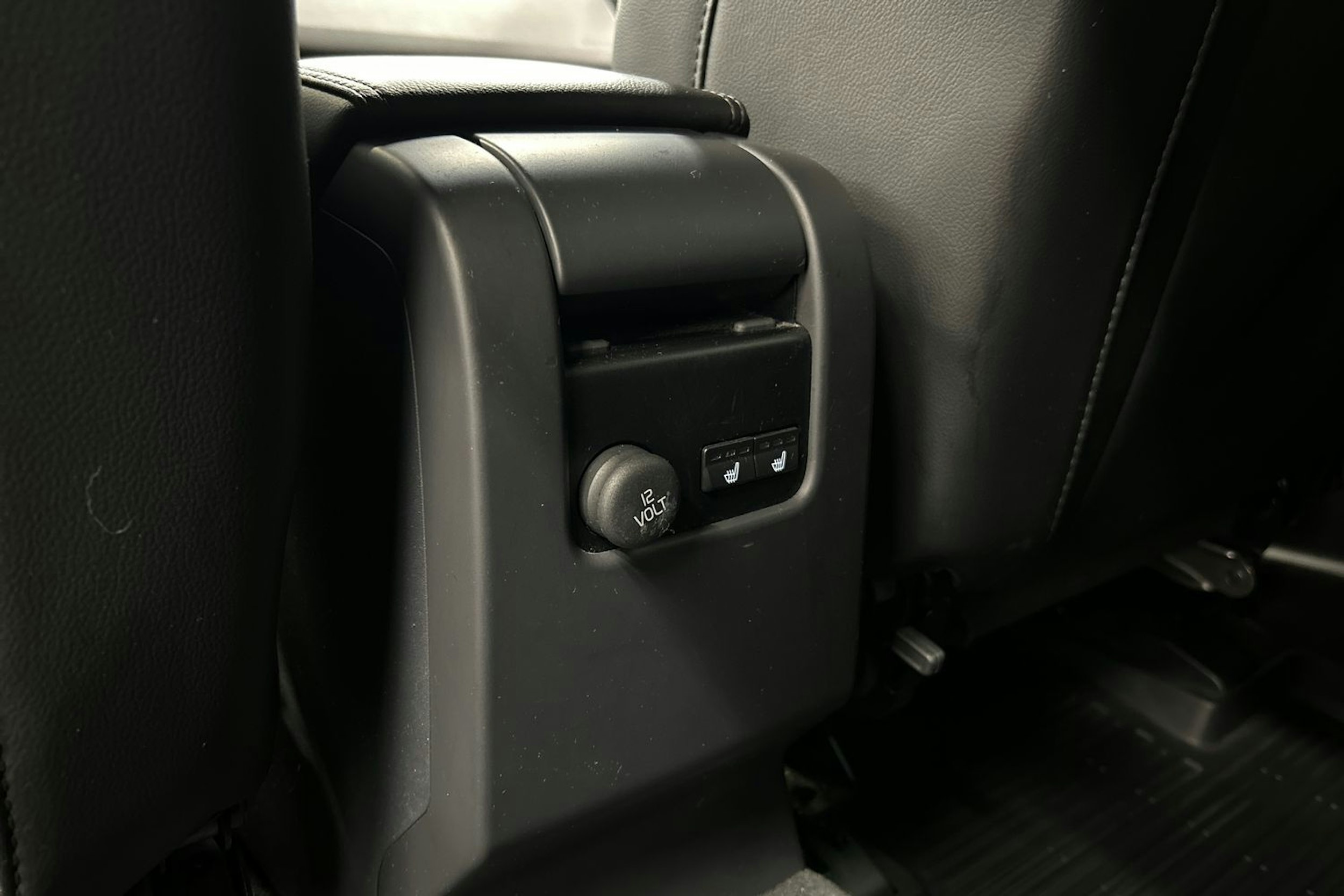 musta Volvo XC60 2016 kuva 19.