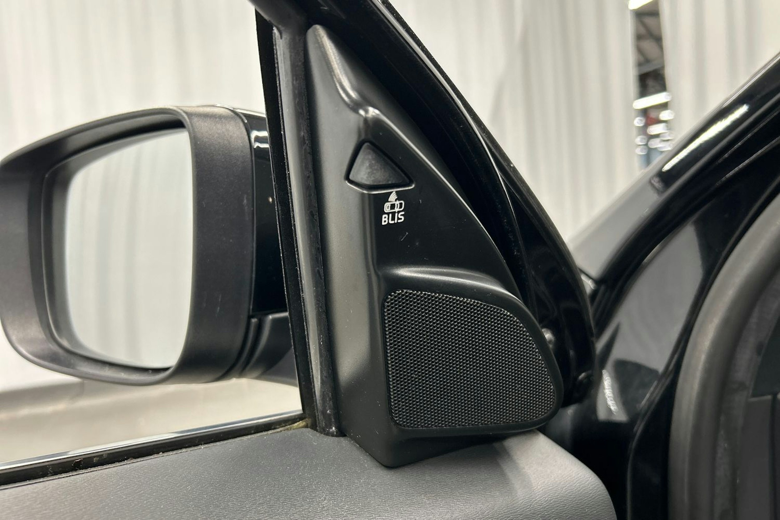 musta Volvo XC60 2016 kuva 20.