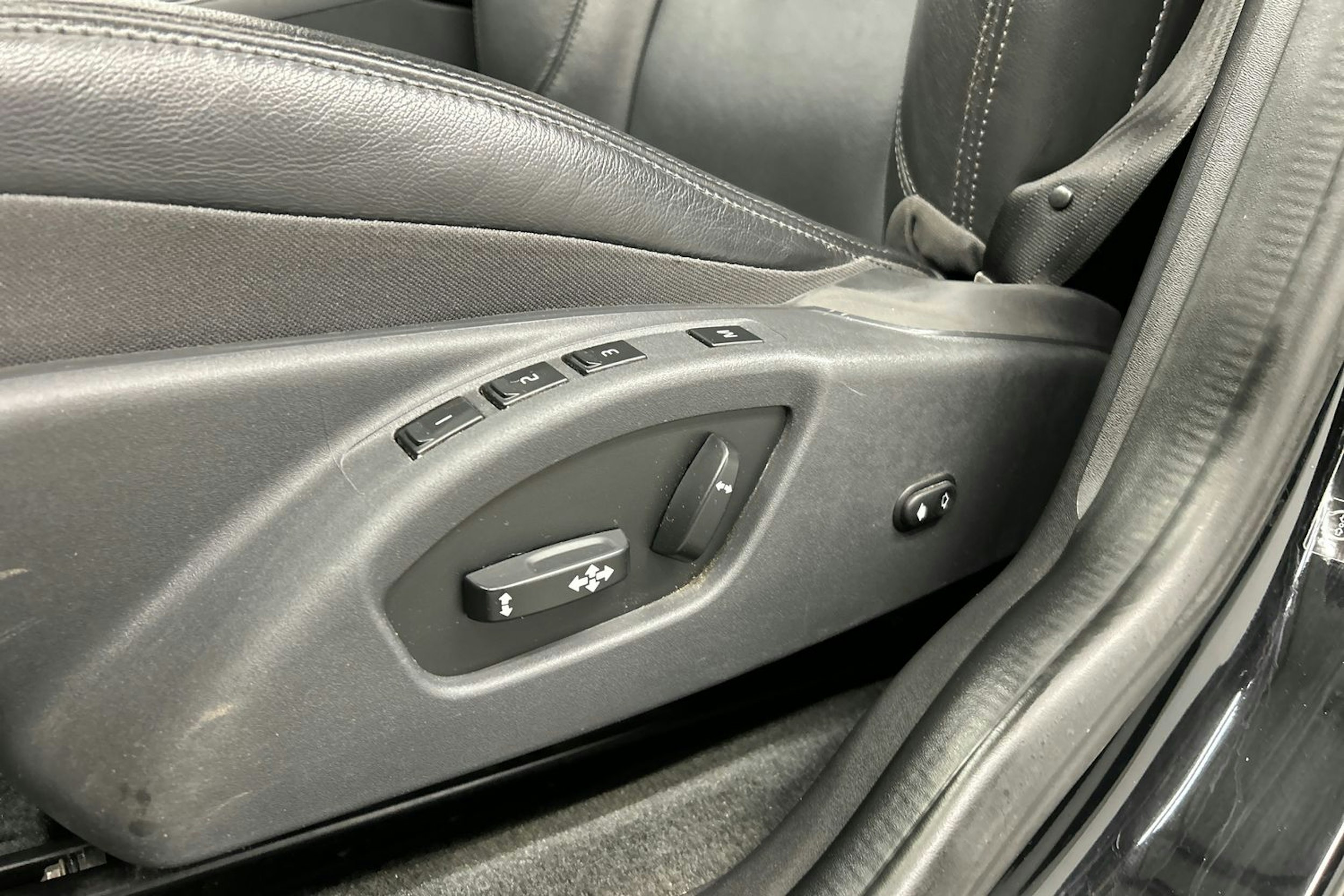 musta Volvo XC60 2016 kuva 21.