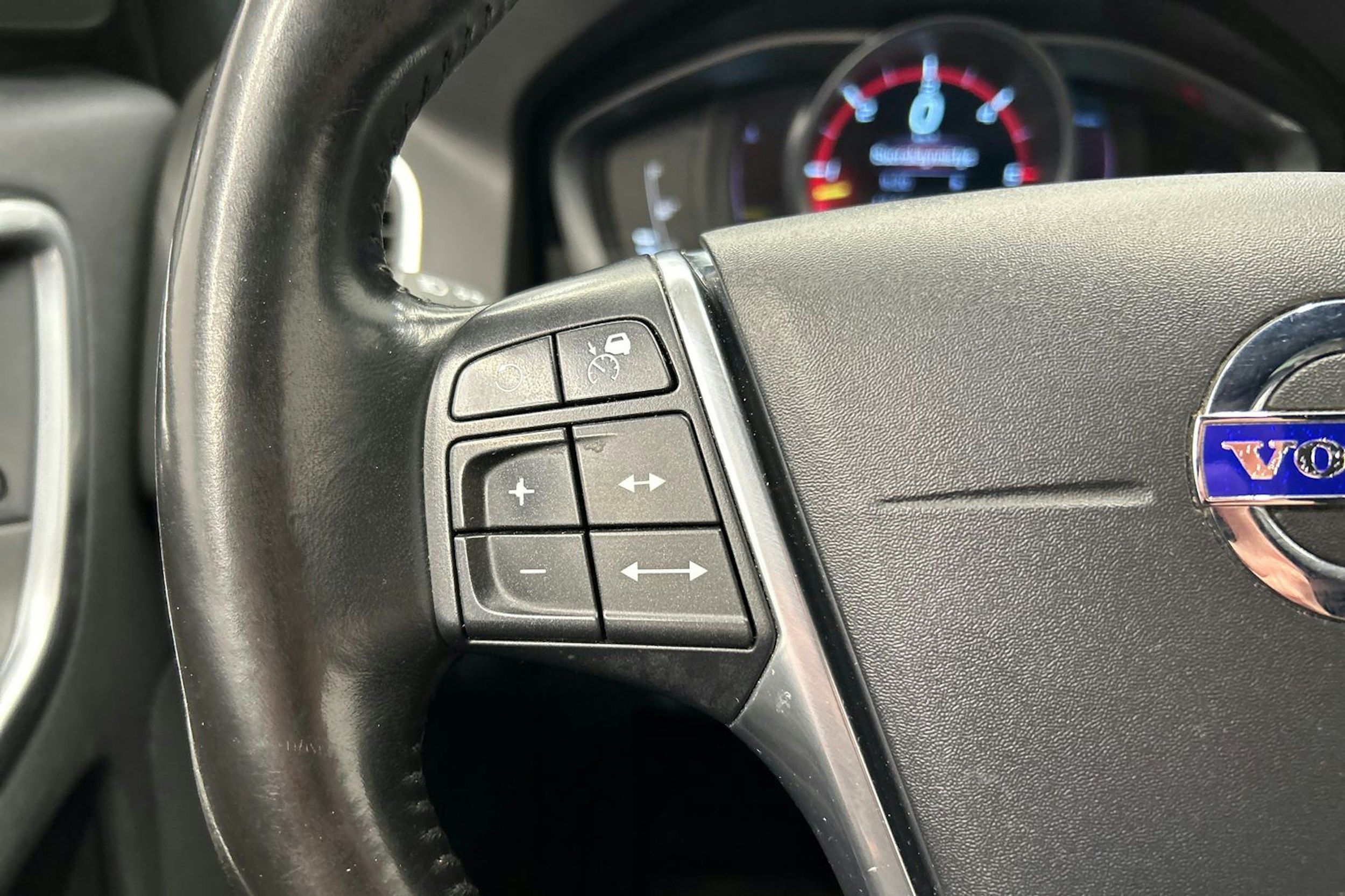 musta Volvo XC60 2016 kuva 24.