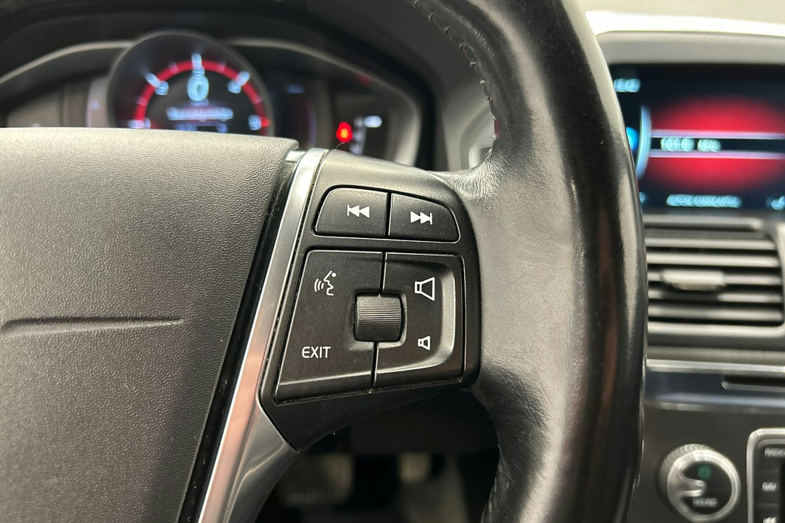 musta Volvo XC60 2016 kuva 25.