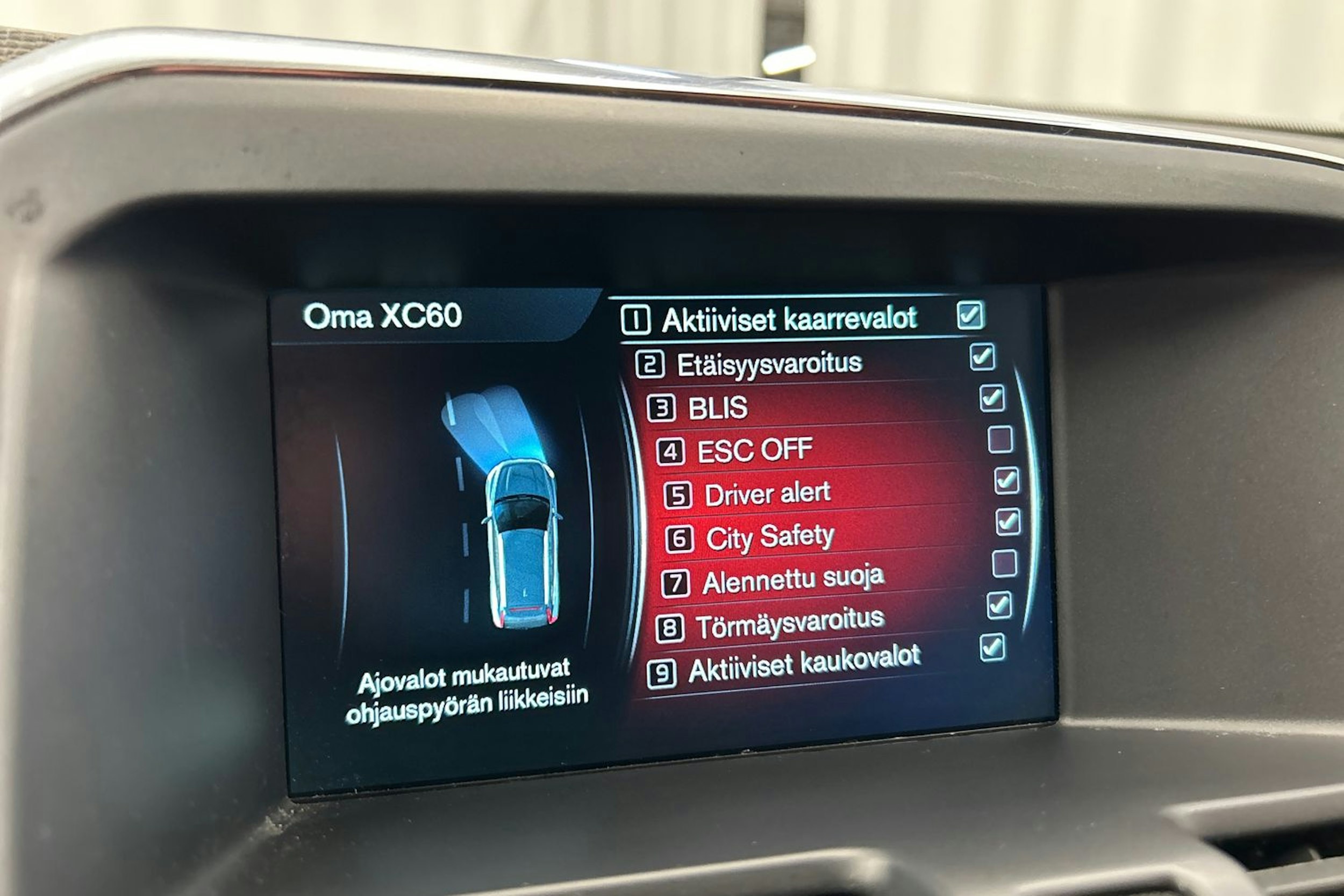 musta Volvo XC60 2016 kuva 28.