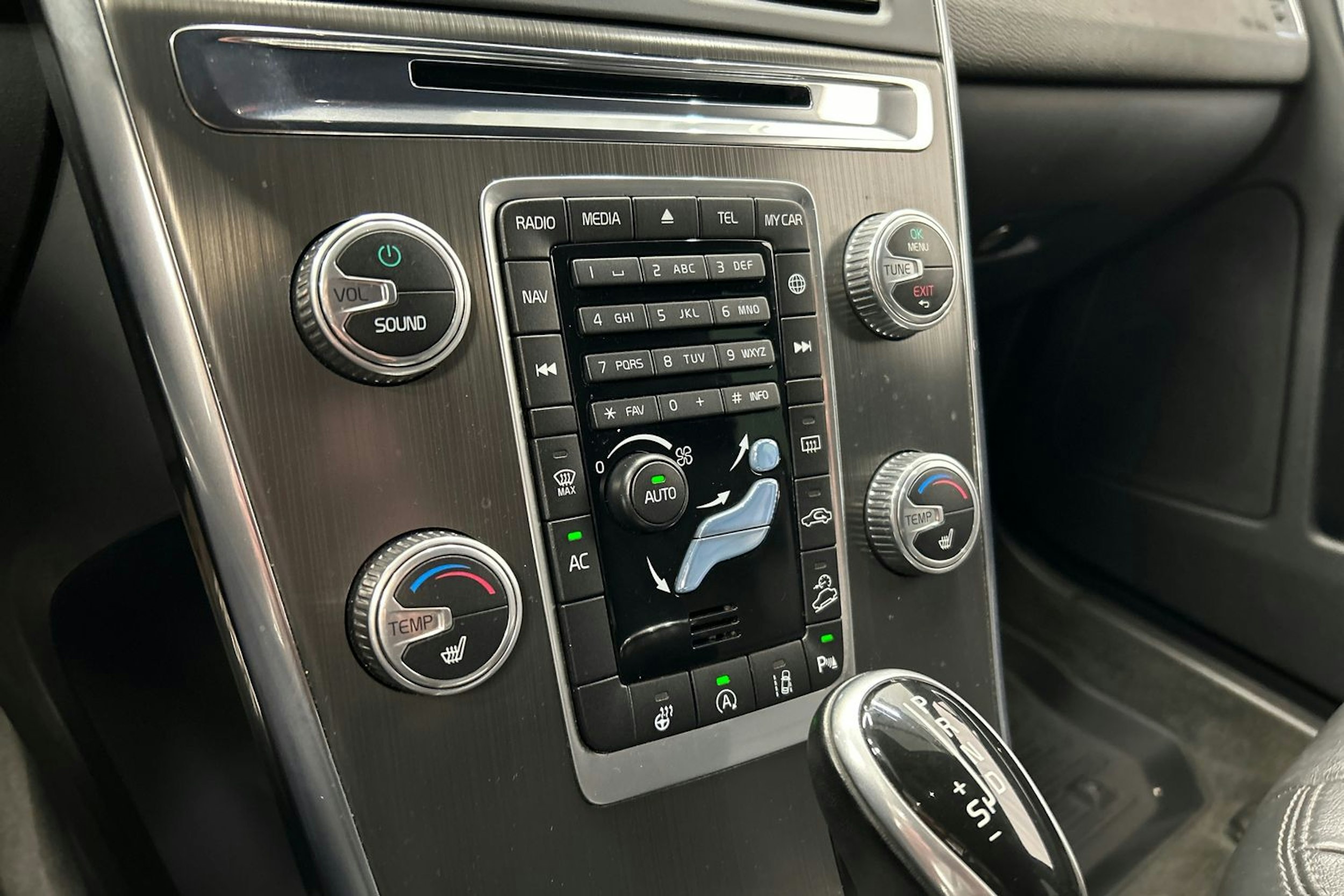 musta Volvo XC60 2016 kuva 29.
