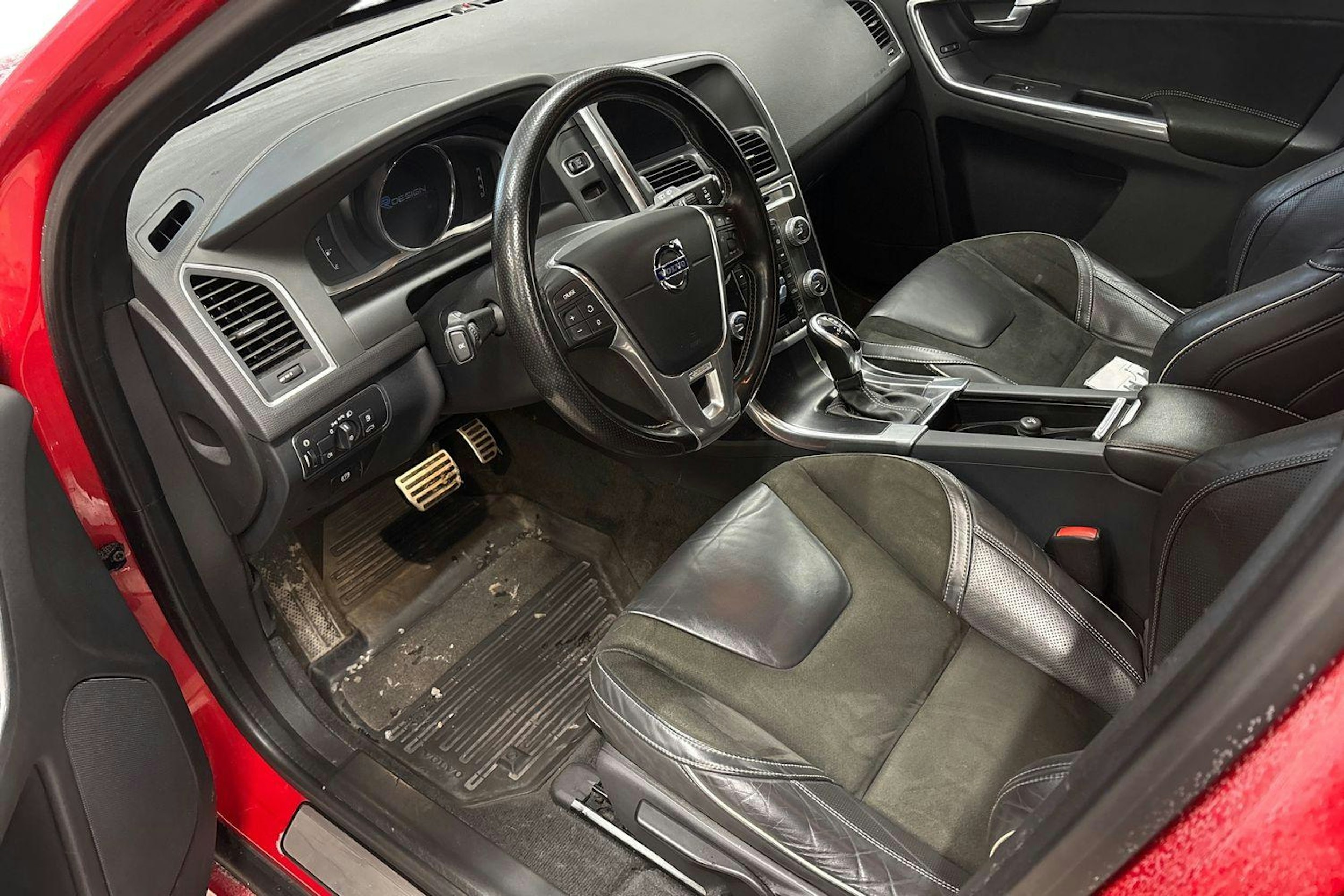 Punainen Volvo XC60 2016 kuva 3.