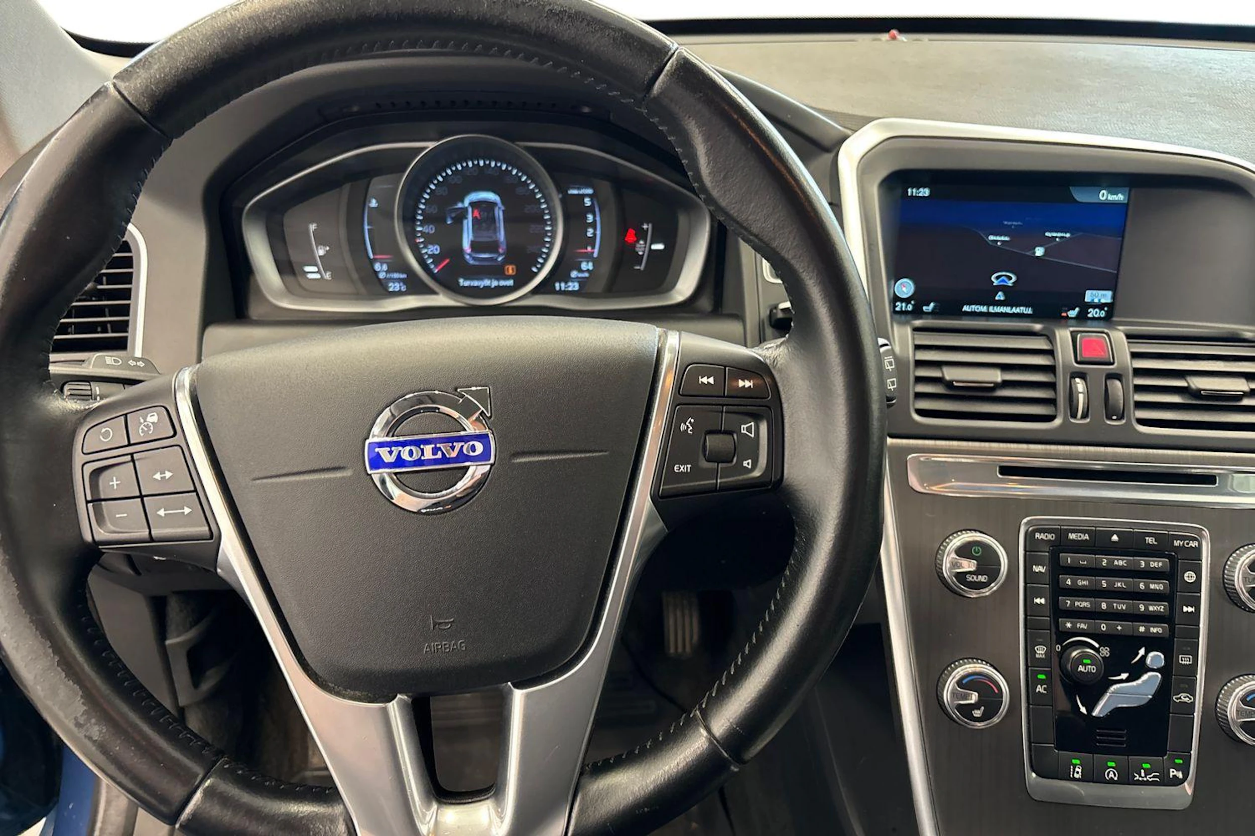 sininen Volvo XC60 2016 kuva 7.