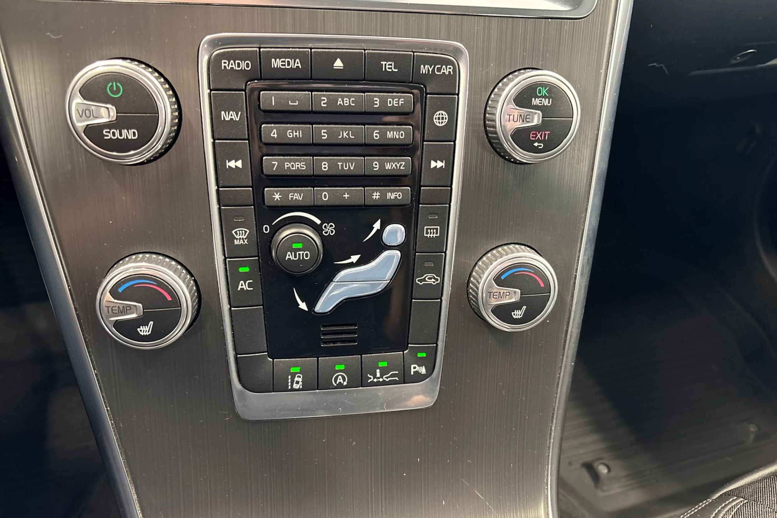 sininen Volvo XC60 2016 kuva 13.