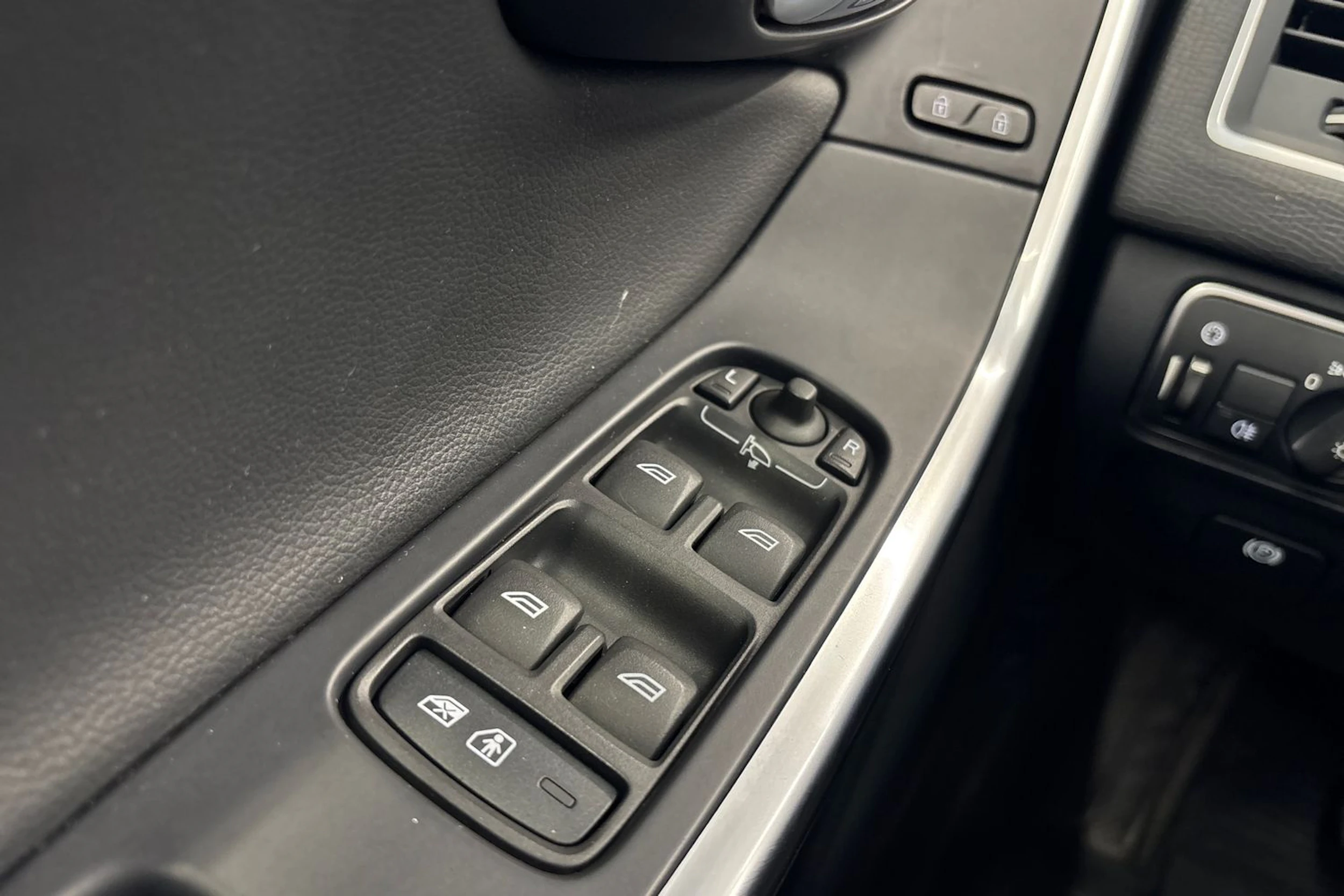sininen Volvo XC60 2016 kuva 16.