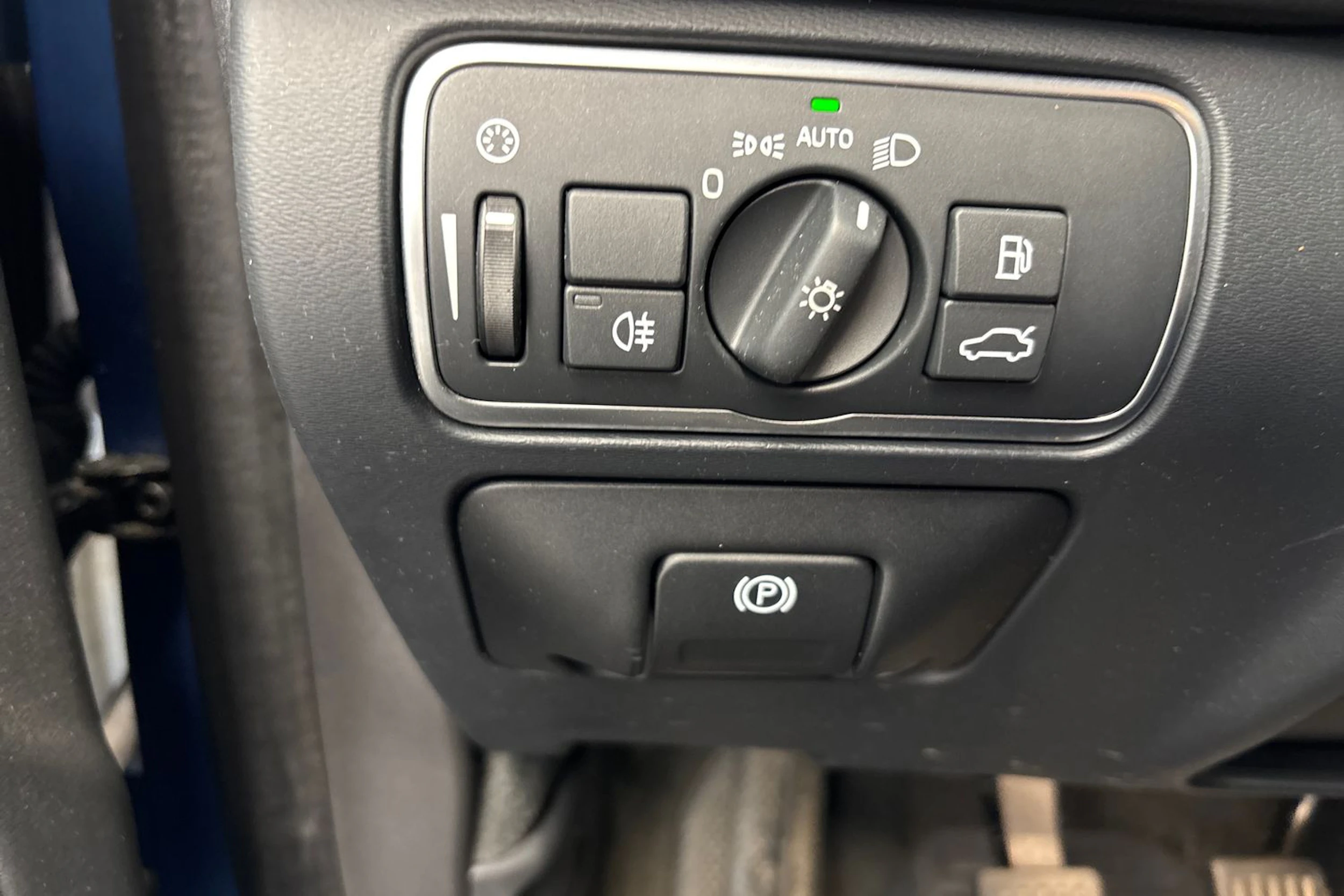 sininen Volvo XC60 2016 kuva 17.