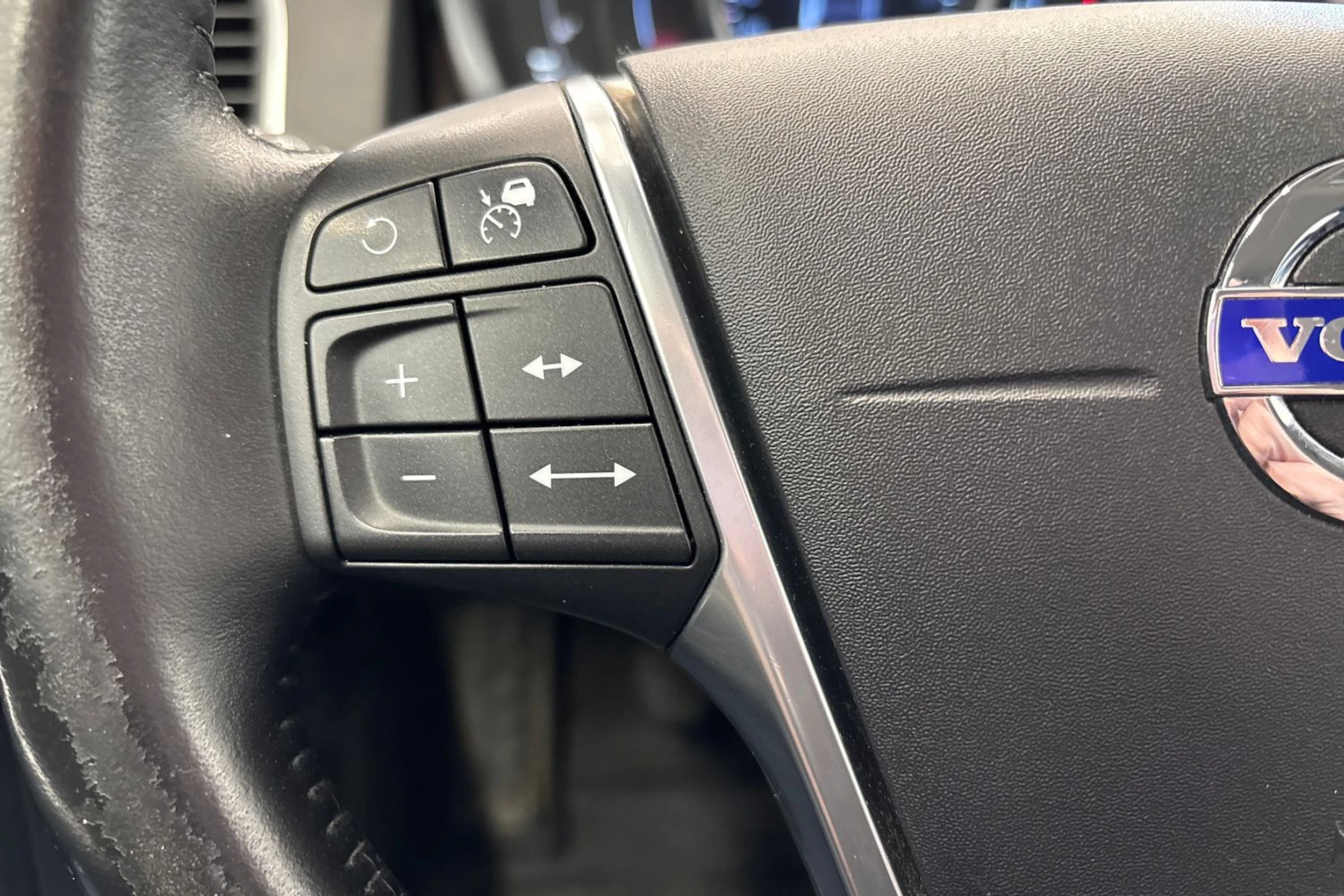 sininen Volvo XC60 2016 kuva 18.