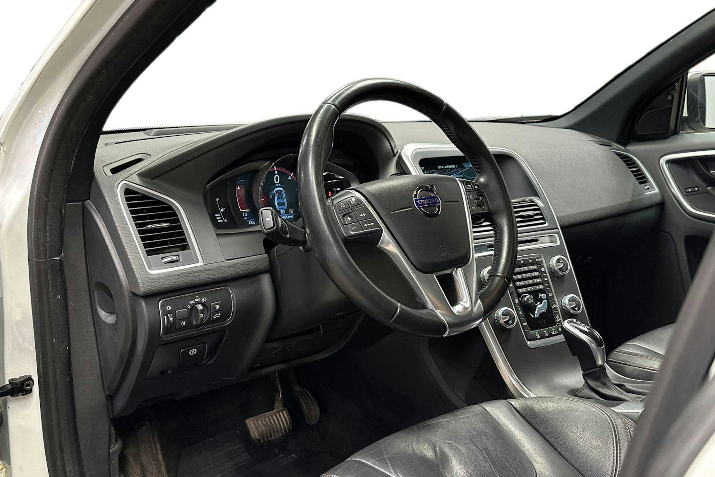 valkoinen Volvo XC60 2016 kuva 7.