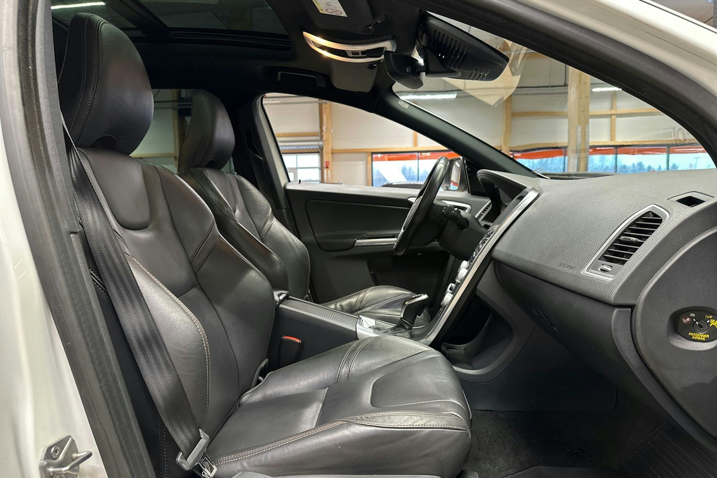 valkoinen Volvo XC60 2016 kuva 14.