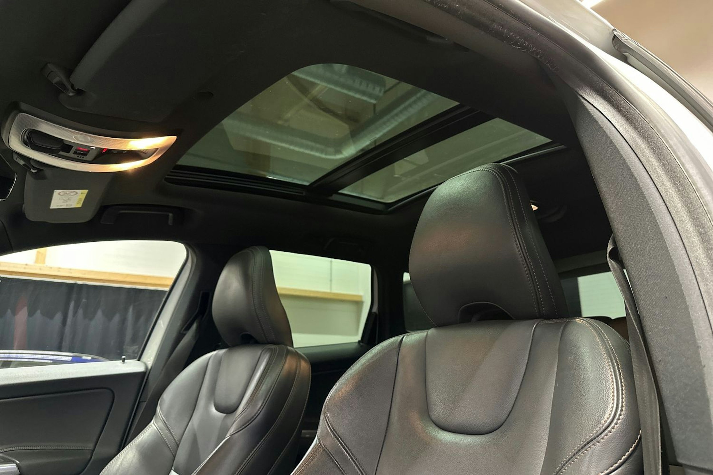 valkoinen Volvo XC60 2016 kuva 17.