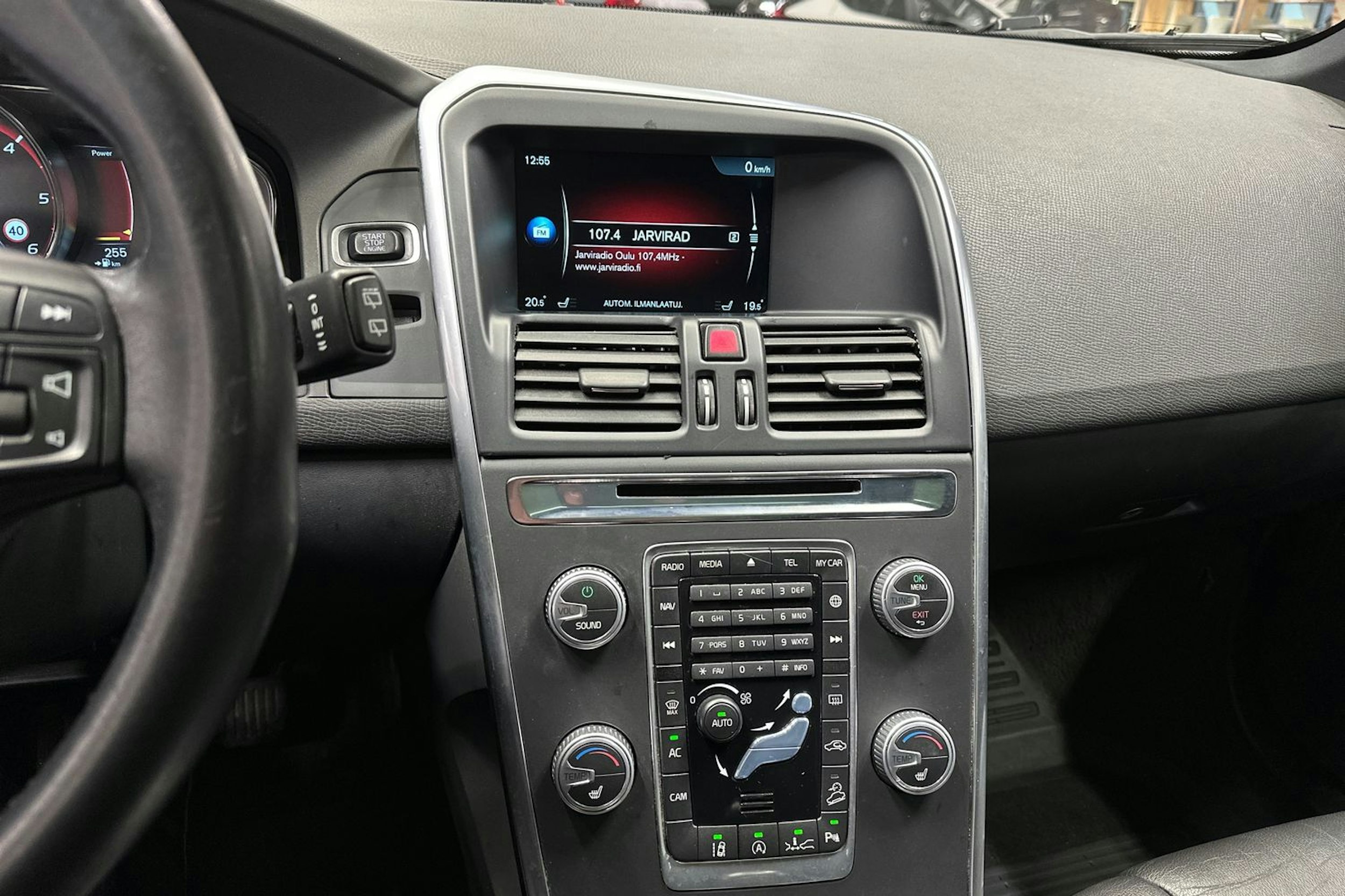 valkoinen Volvo XC60 2016 kuva 21.