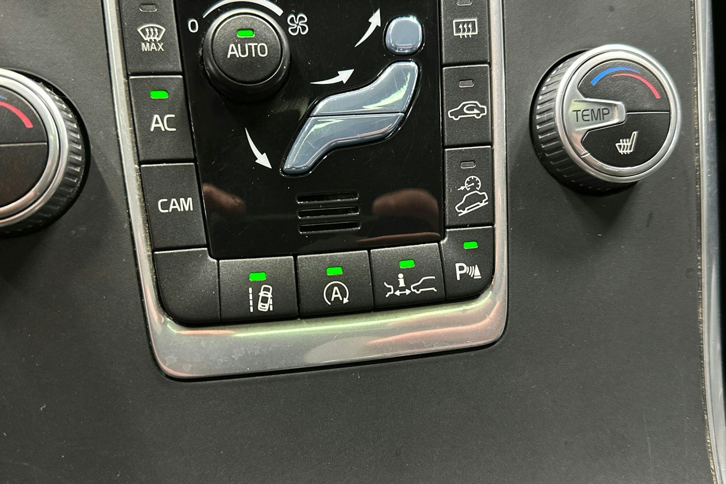 valkoinen Volvo XC60 2016 kuva 22.