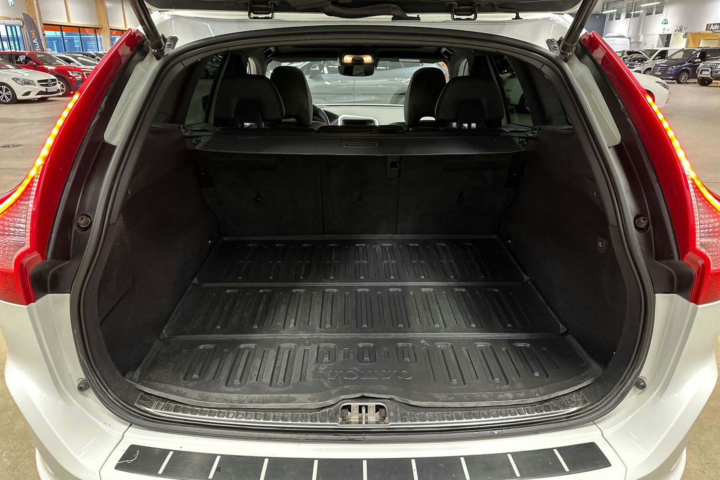 valkoinen Volvo XC60 2016 kuva 29.