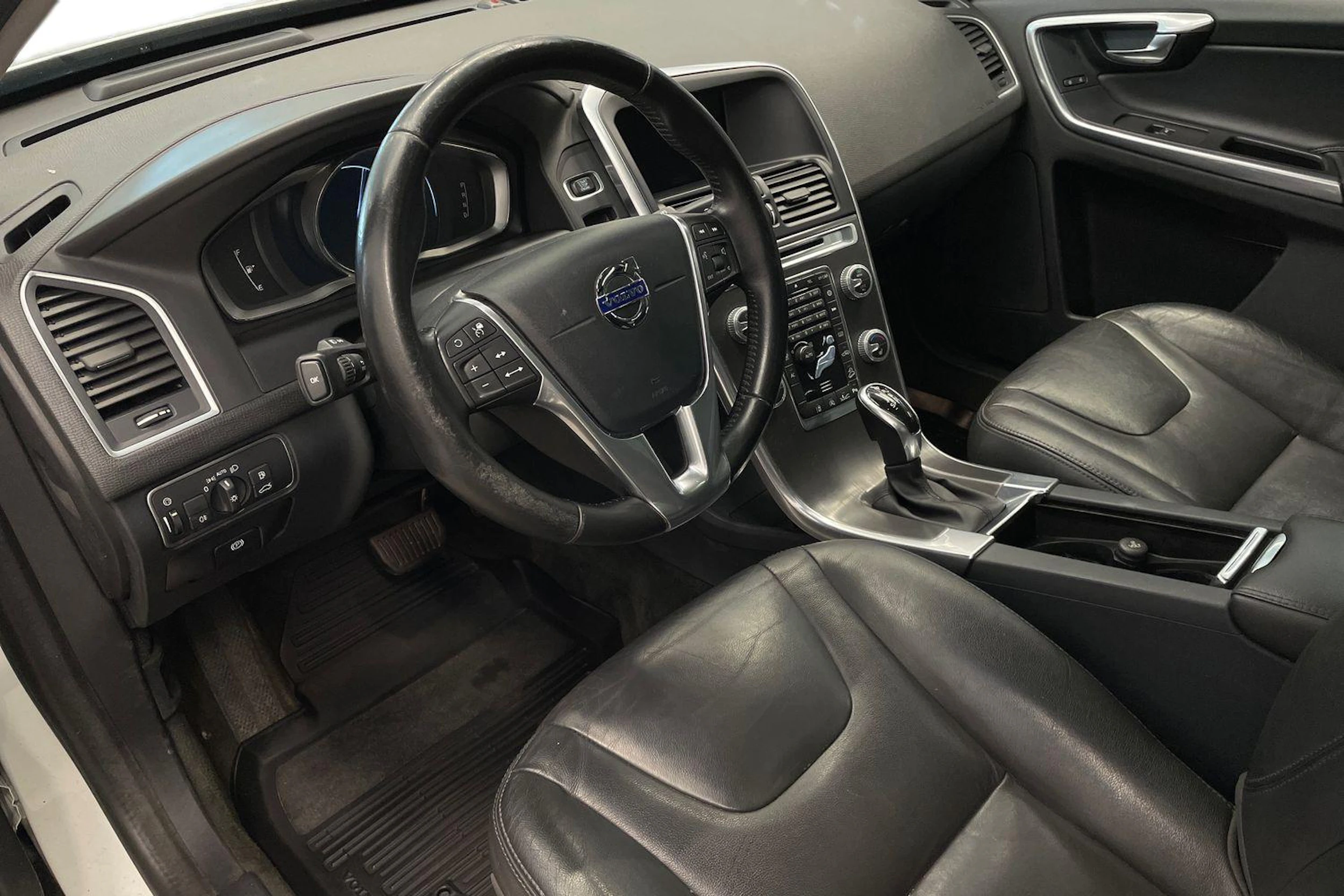 valkoinen Volvo XC60 2016 kuva 6.