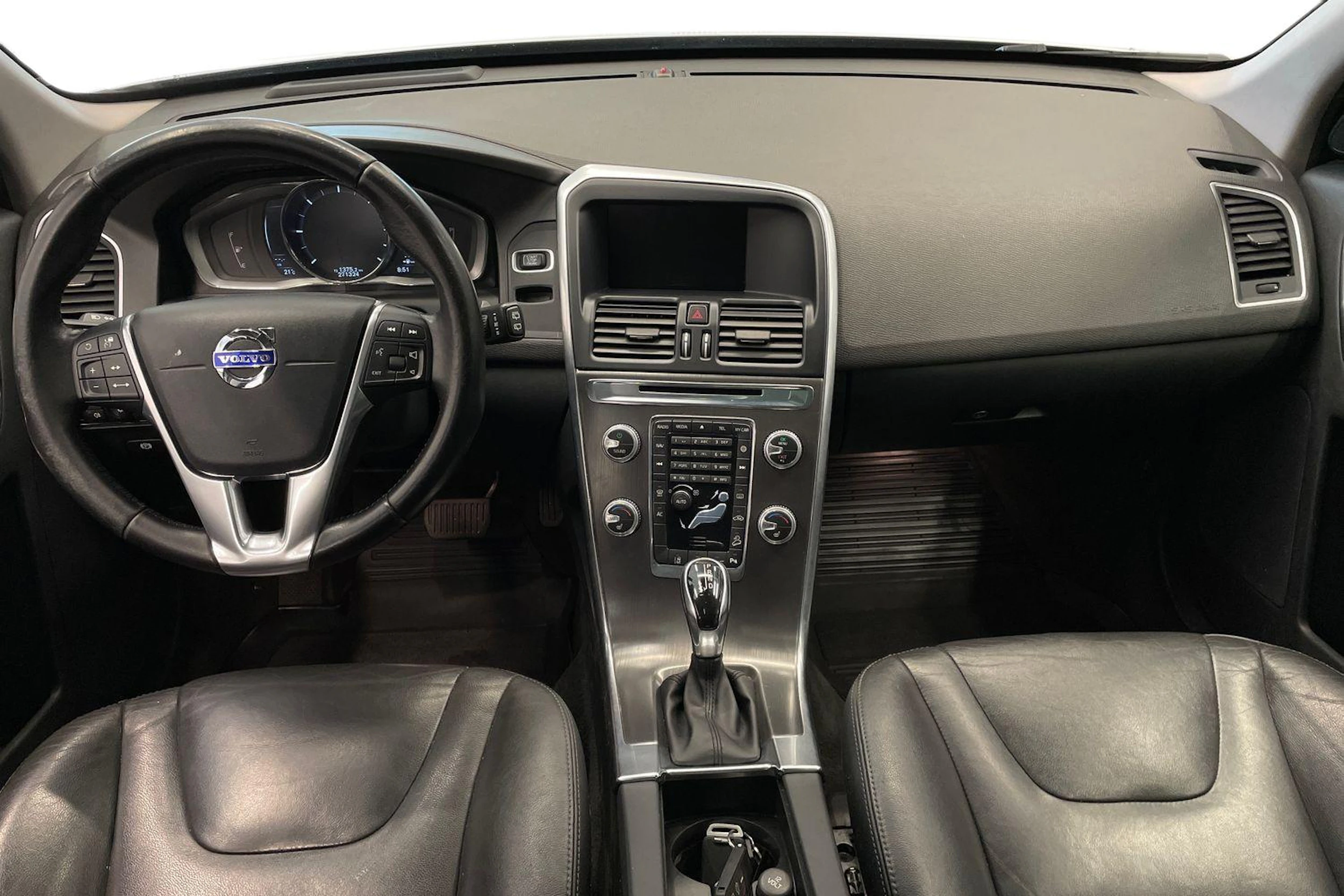 valkoinen Volvo XC60 2016 kuva 7.