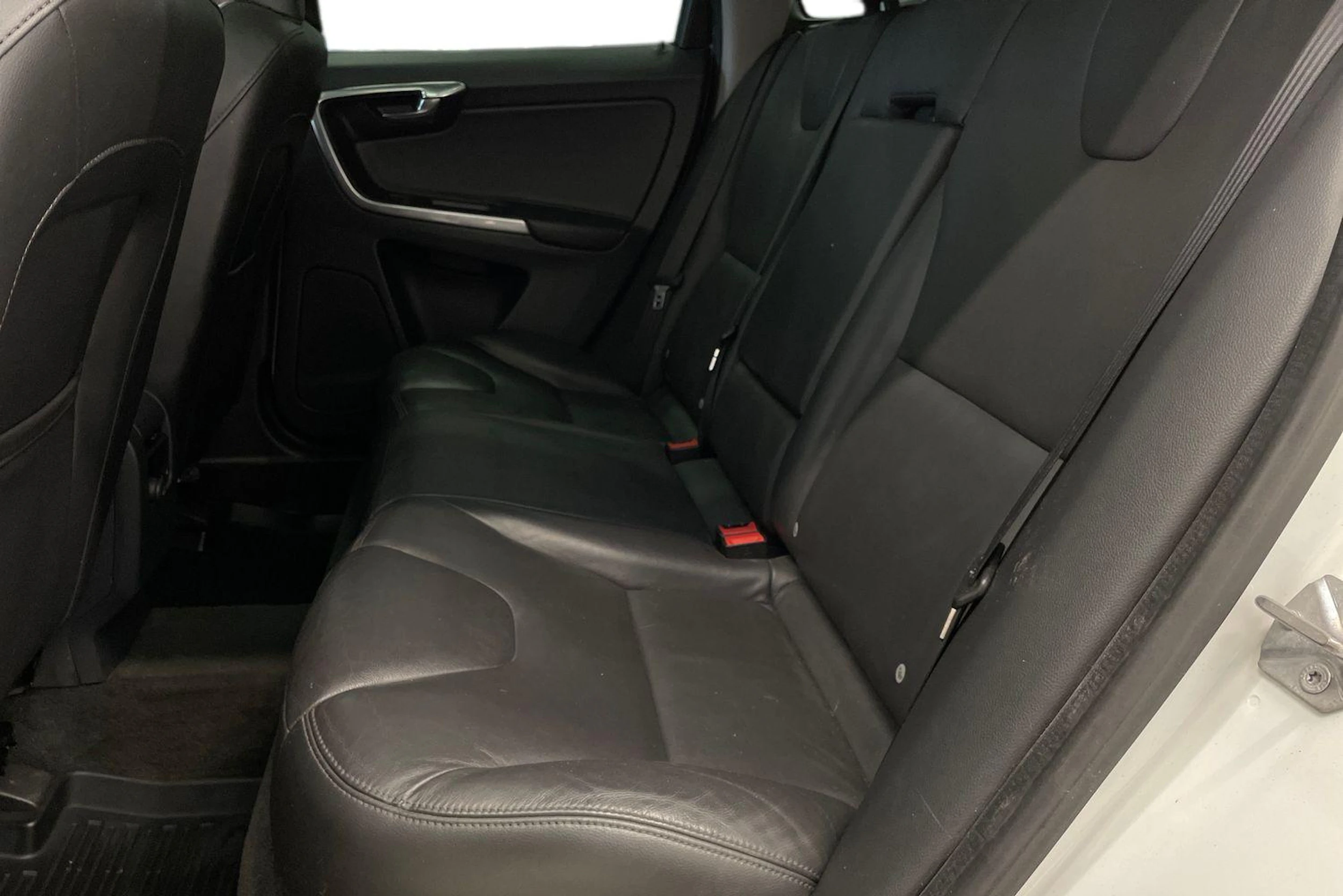 valkoinen Volvo XC60 2016 kuva 8.