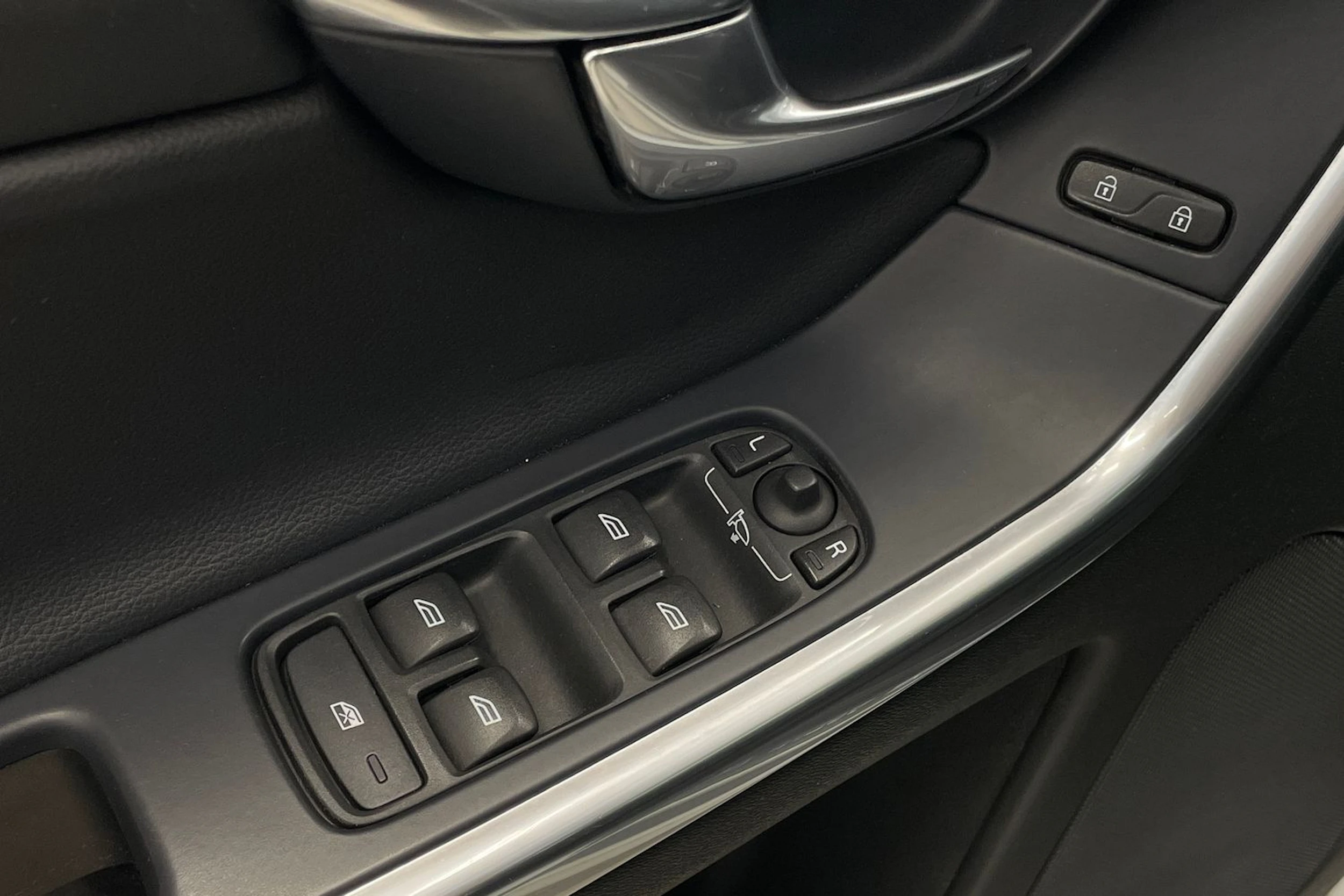 valkoinen Volvo XC60 2016 kuva 11.
