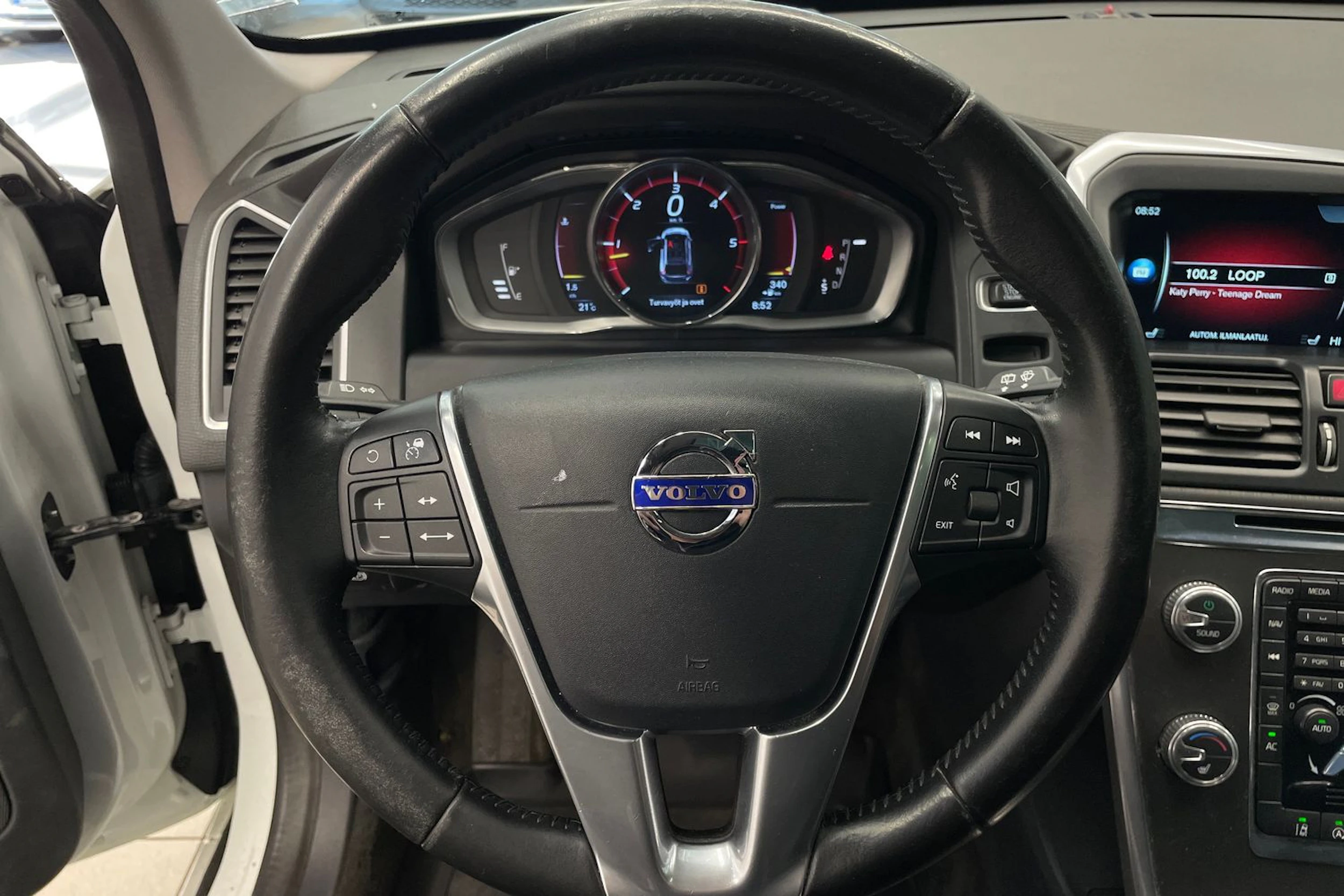 valkoinen Volvo XC60 2016 kuva 13.