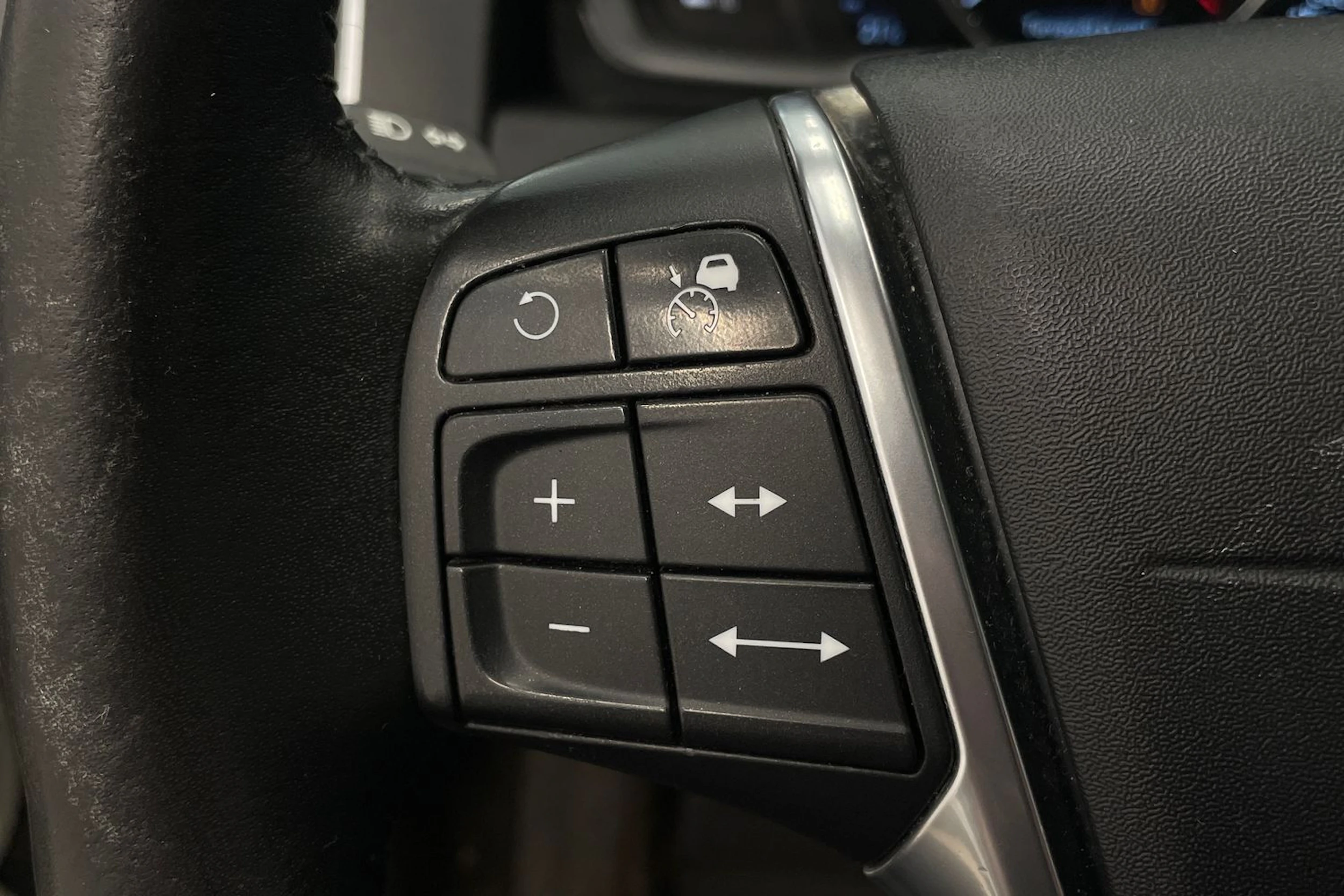valkoinen Volvo XC60 2016 kuva 14.