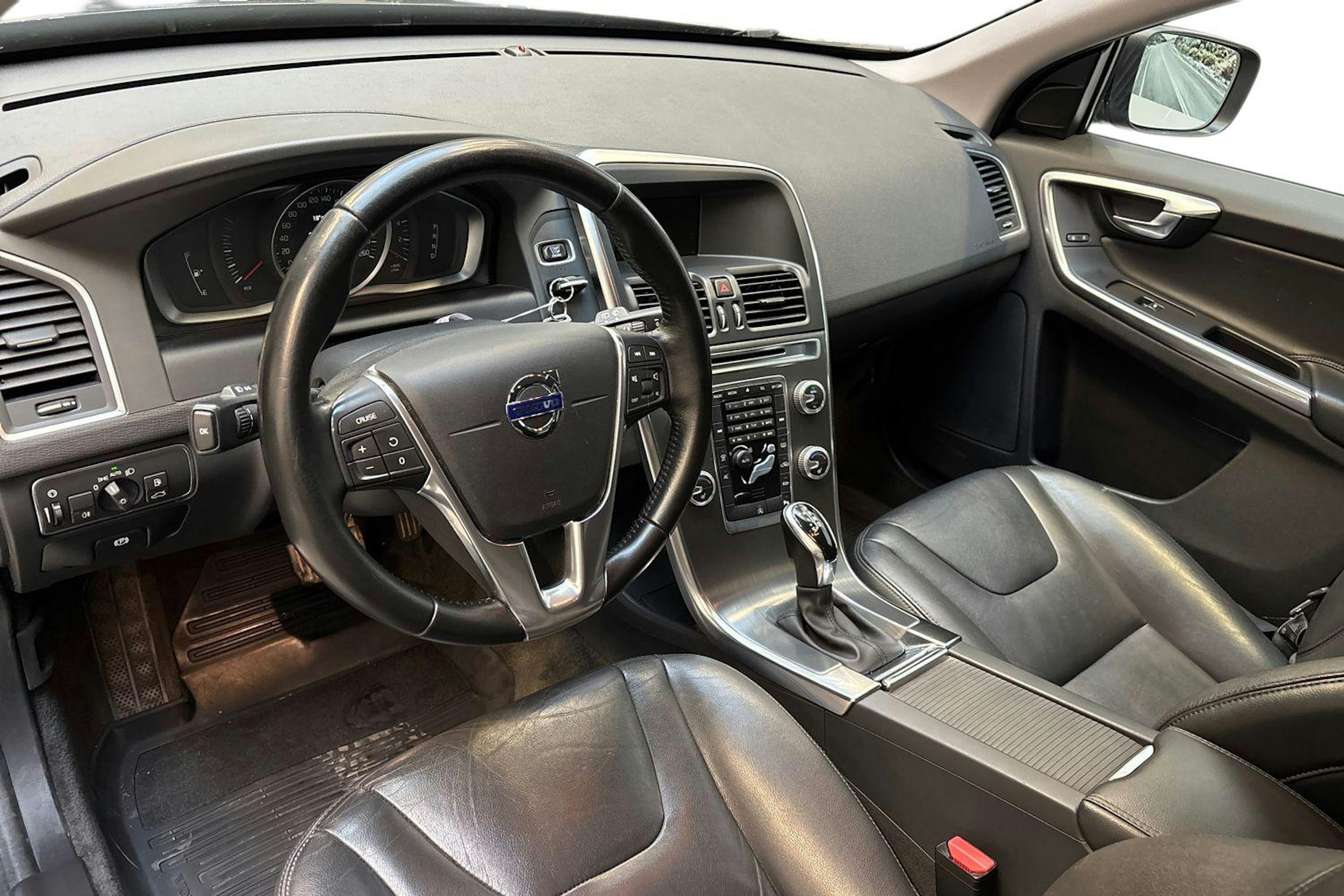 musta Volvo XC60 2016 kuva 7.