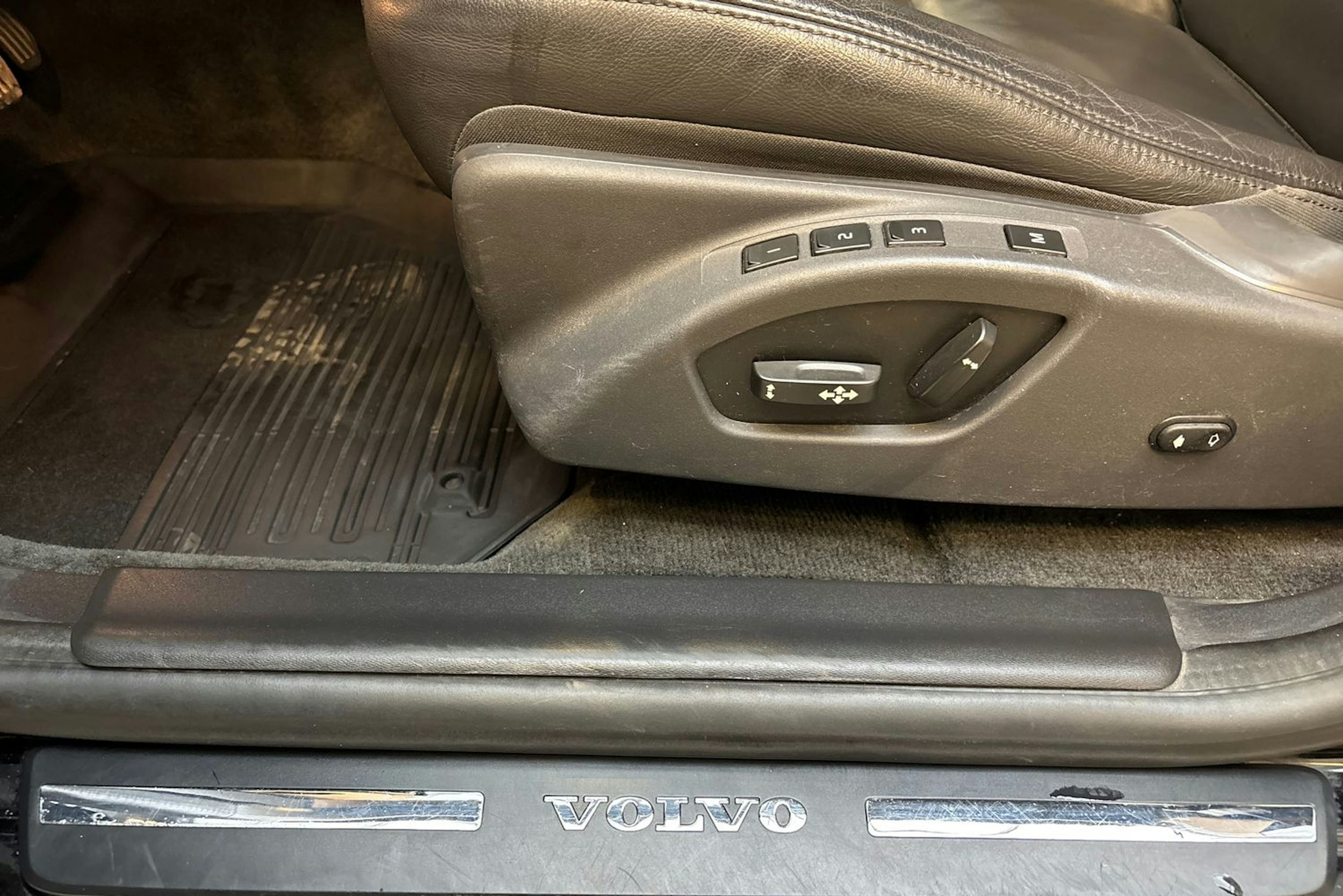 musta Volvo XC60 2016 kuva 17.