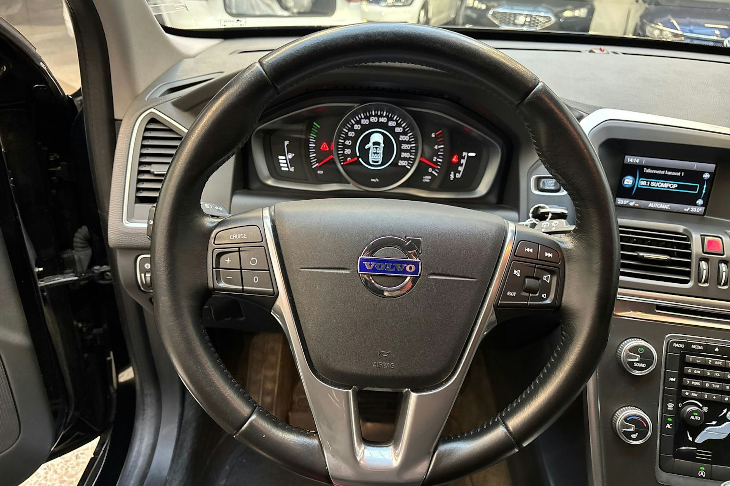 musta Volvo XC60 2016 kuva 19.