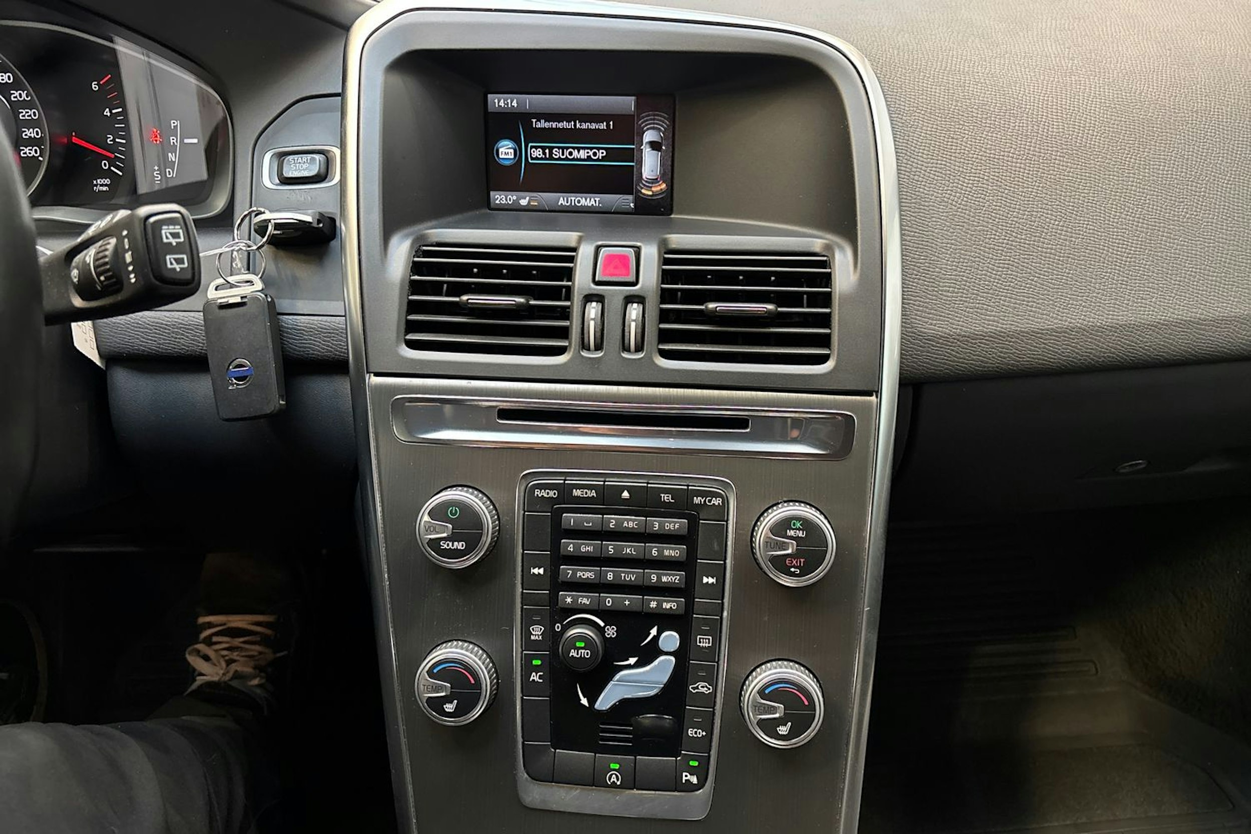 musta Volvo XC60 2016 kuva 22.