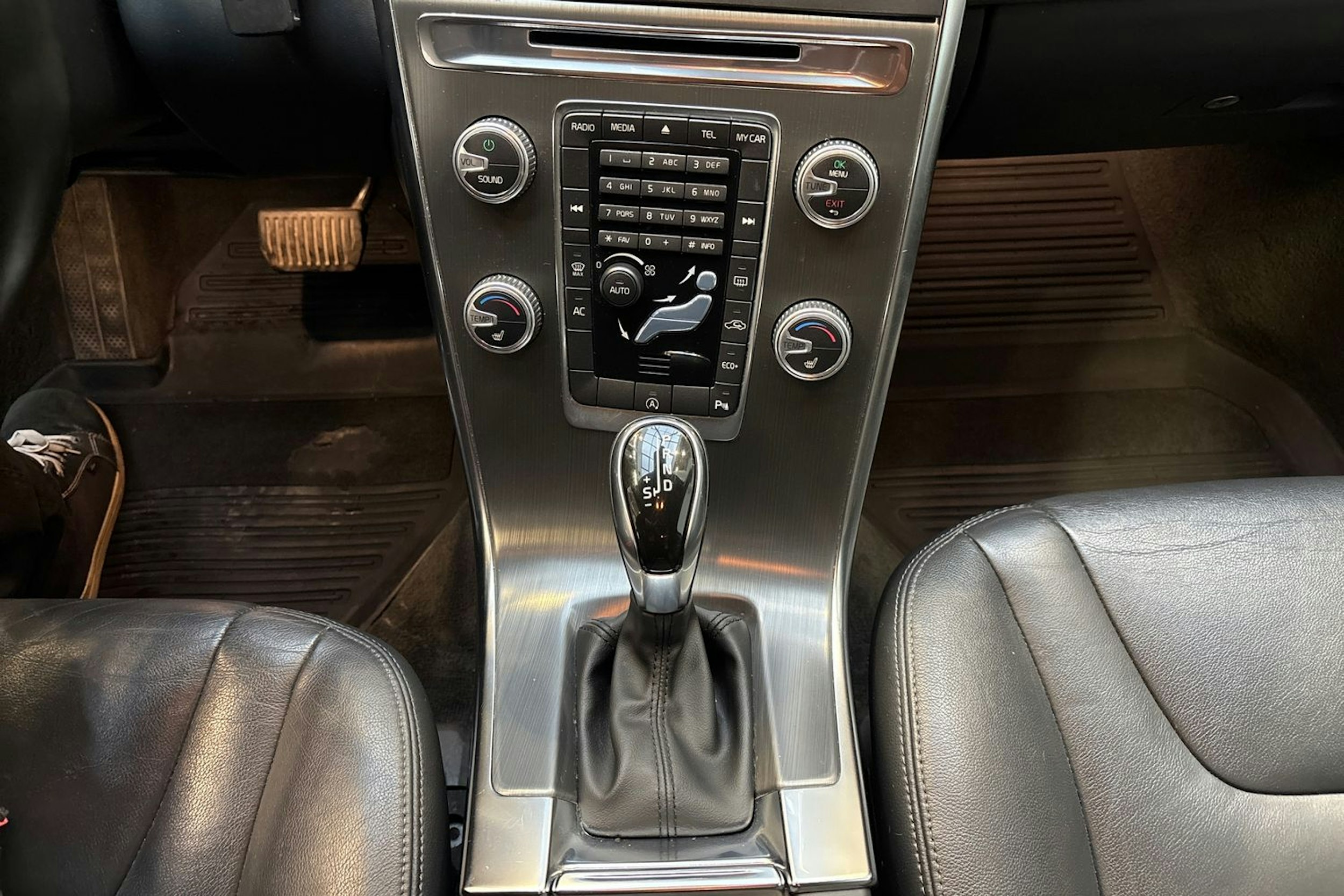 musta Volvo XC60 2016 kuva 23.