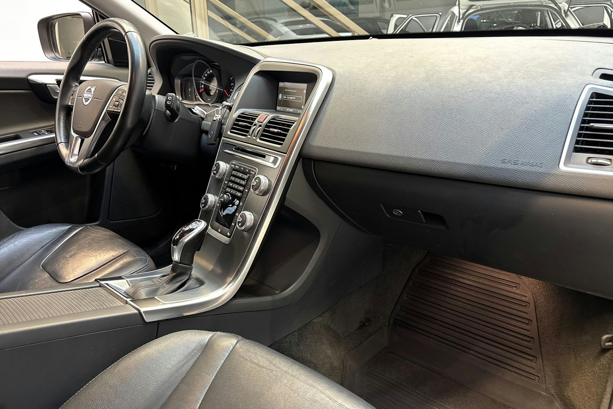 musta Volvo XC60 2016 kuva 25.