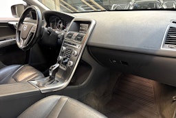 musta Volvo XC60 2016 kuva 25.