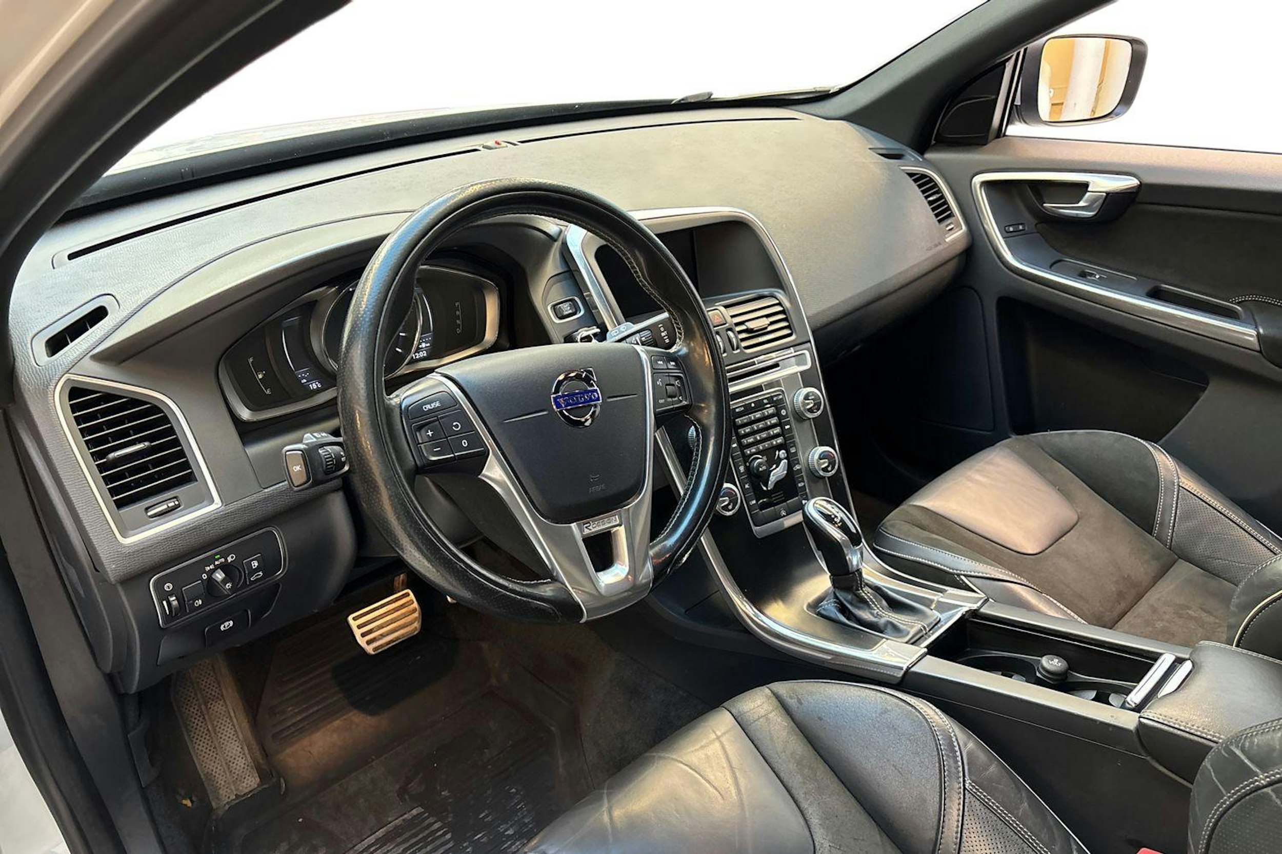 valkoinen Volvo XC60 2016 kuva 7.