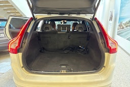 valkoinen Volvo XC60 2016 kuva 17.