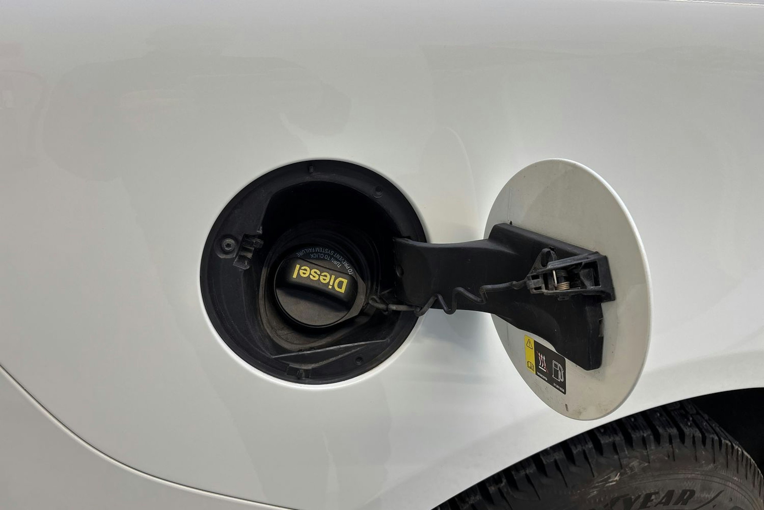 valkoinen Volvo XC60 2016 kuva 32.