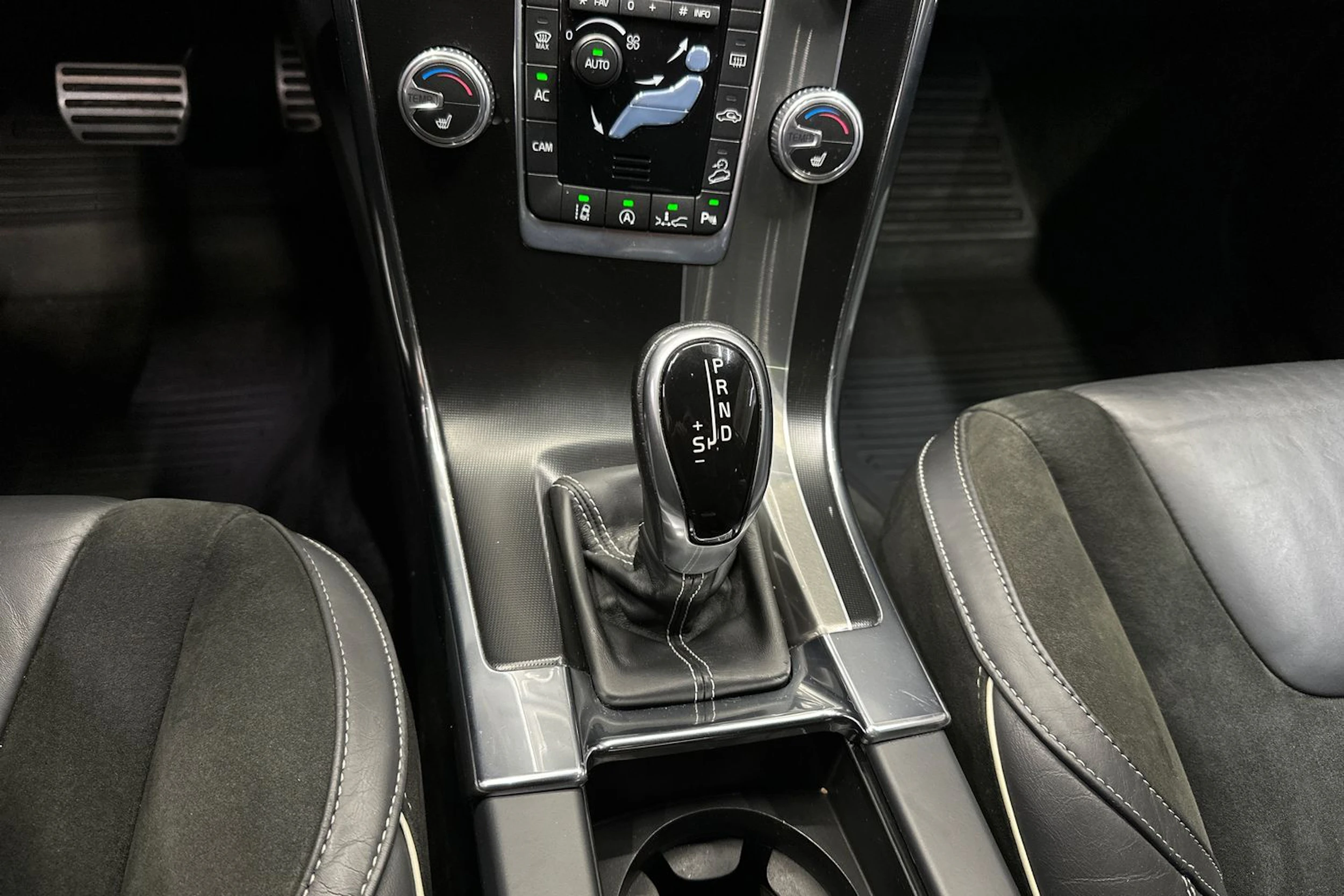 harmaa Volvo XC60 2016 kuva 22.