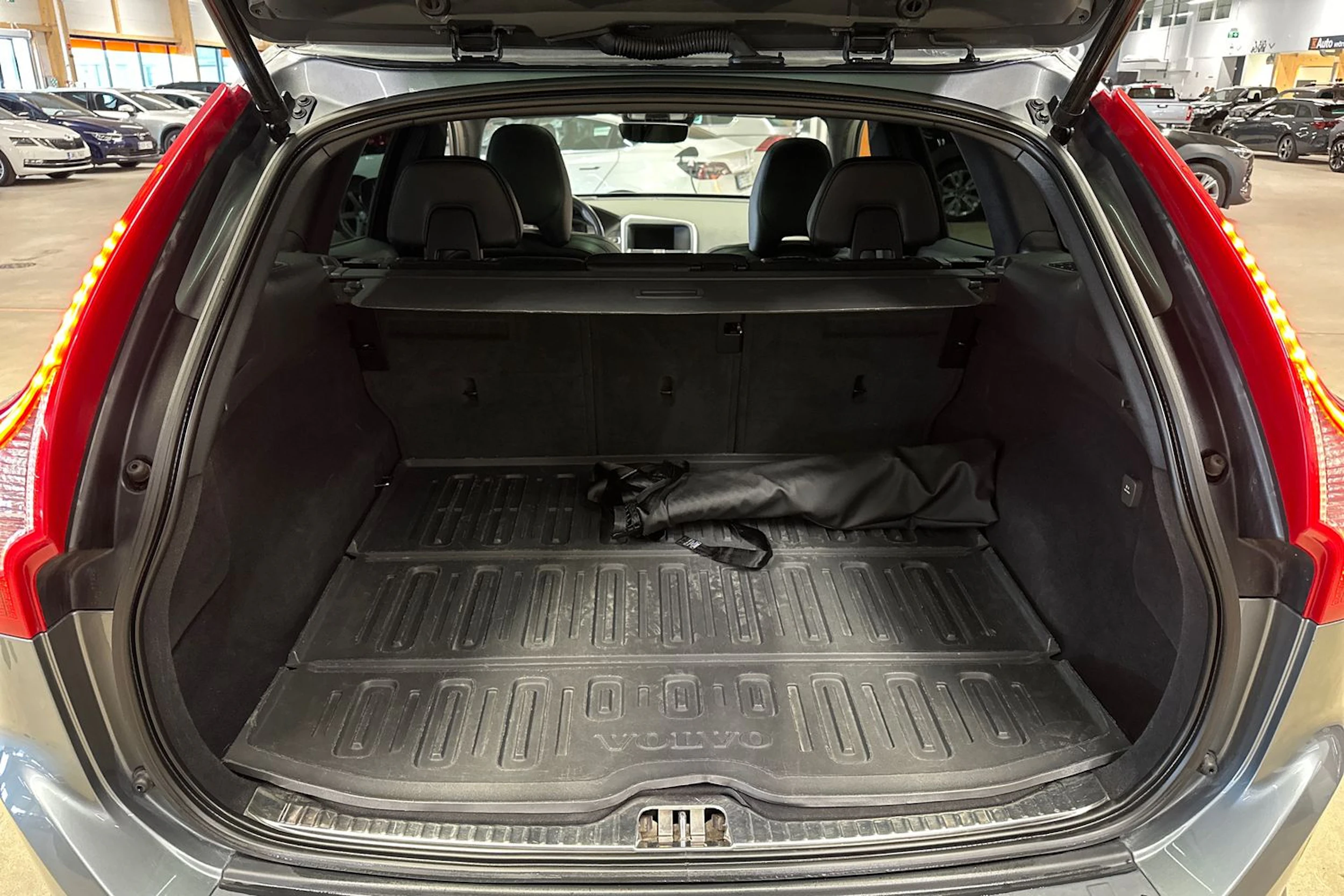harmaa Volvo XC60 2016 kuva 30.