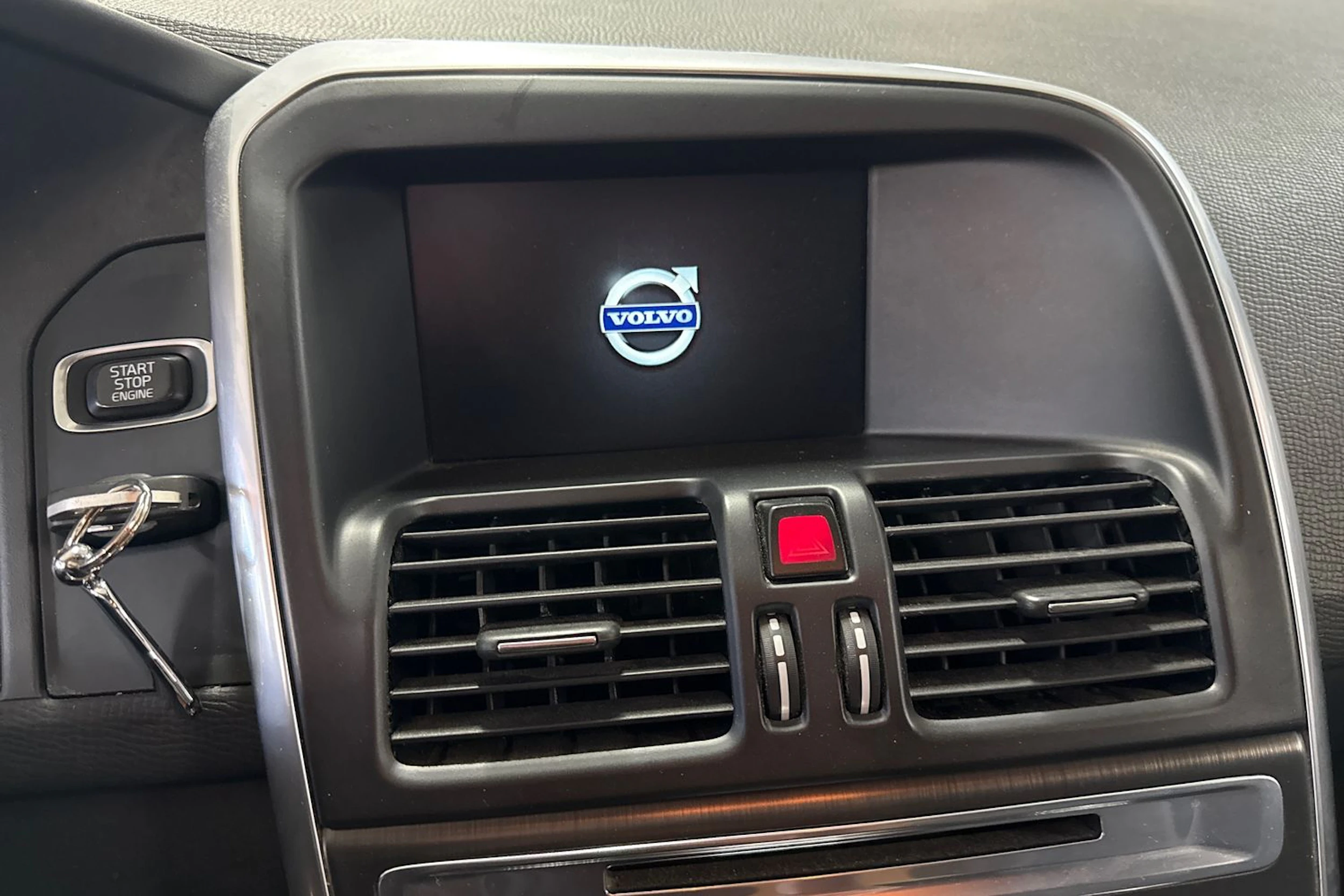 Harmaa Volvo XC60 2016 kuva 6.