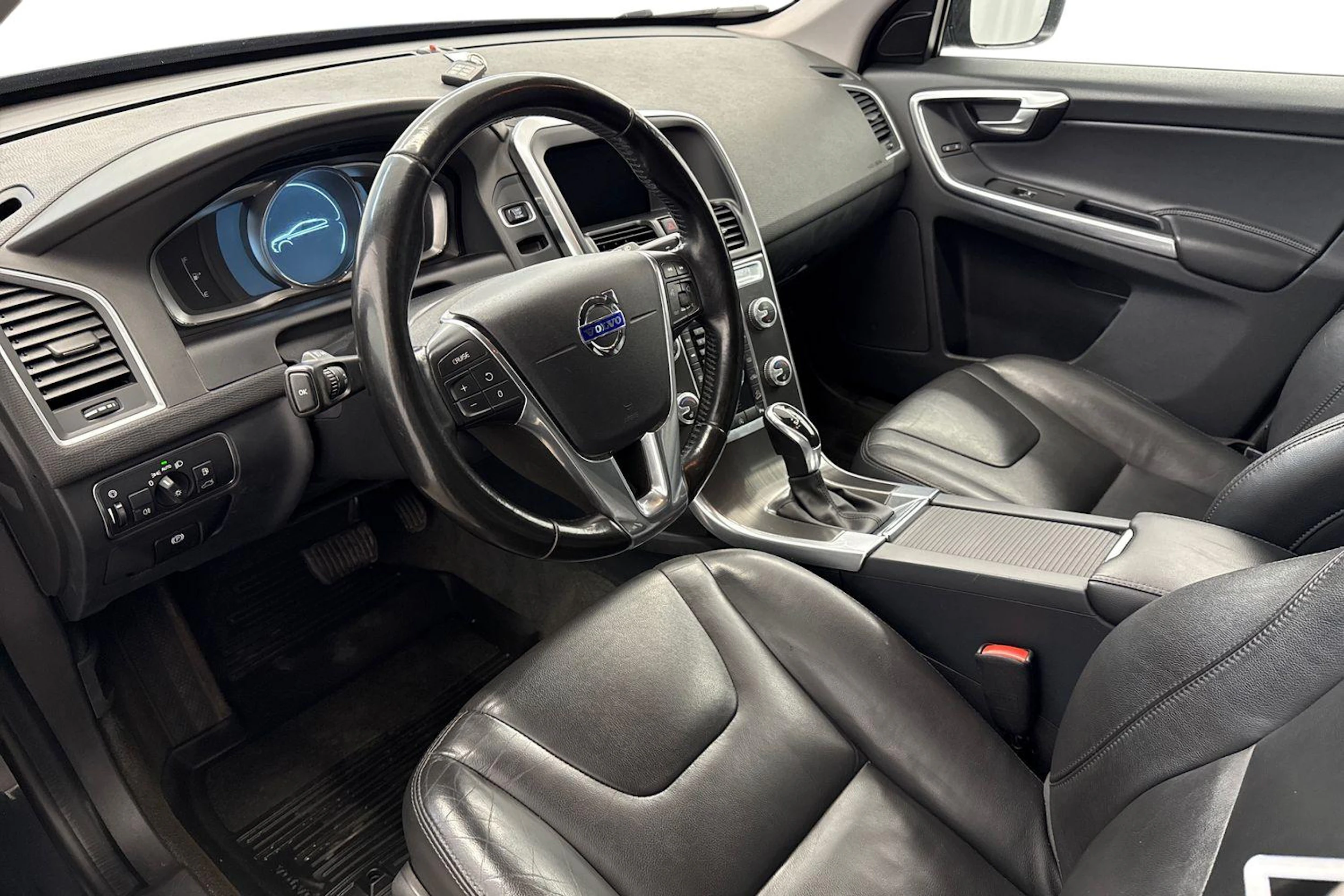 Harmaa Volvo XC60 2016 kuva 8.