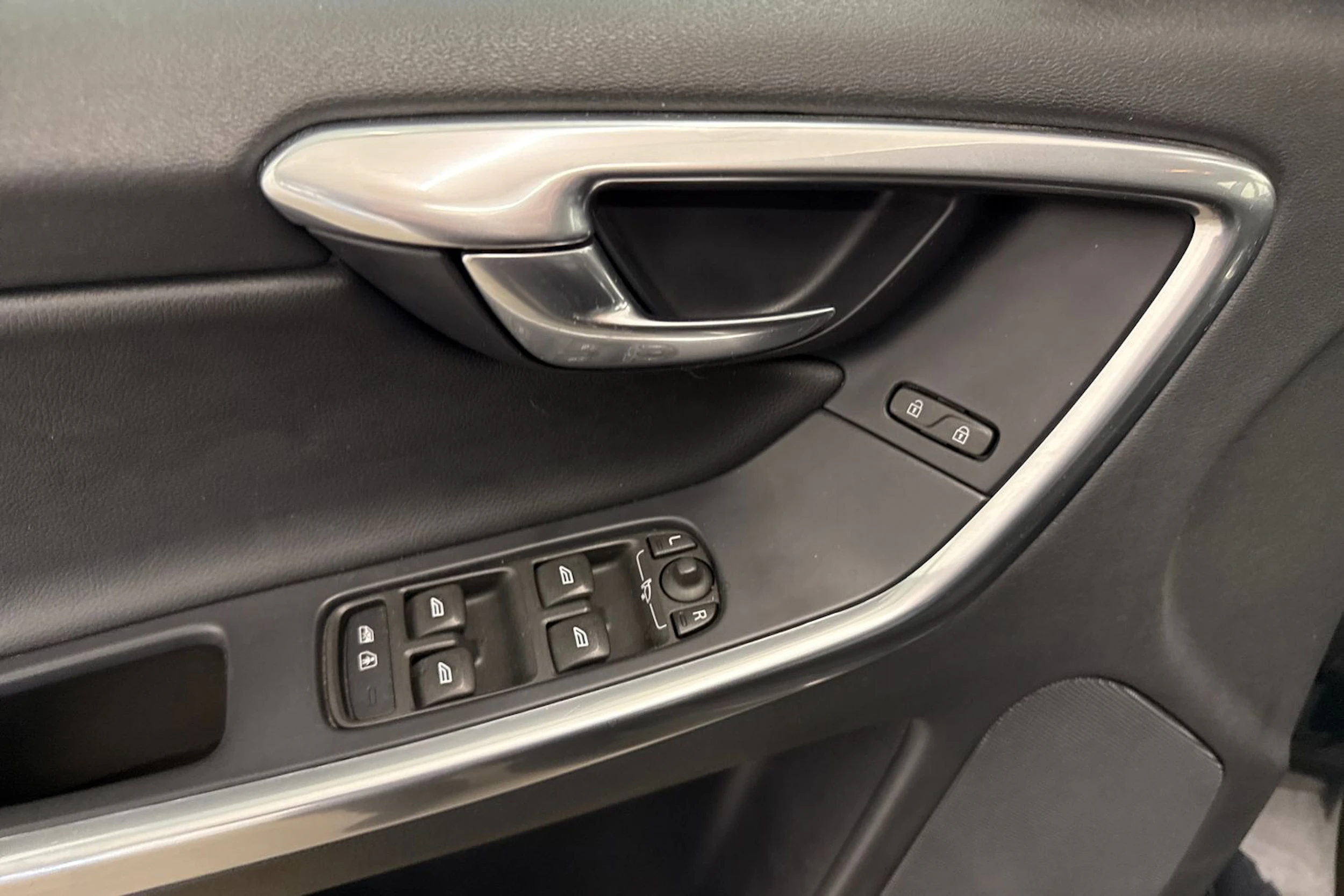Harmaa Volvo XC60 2016 kuva 17.