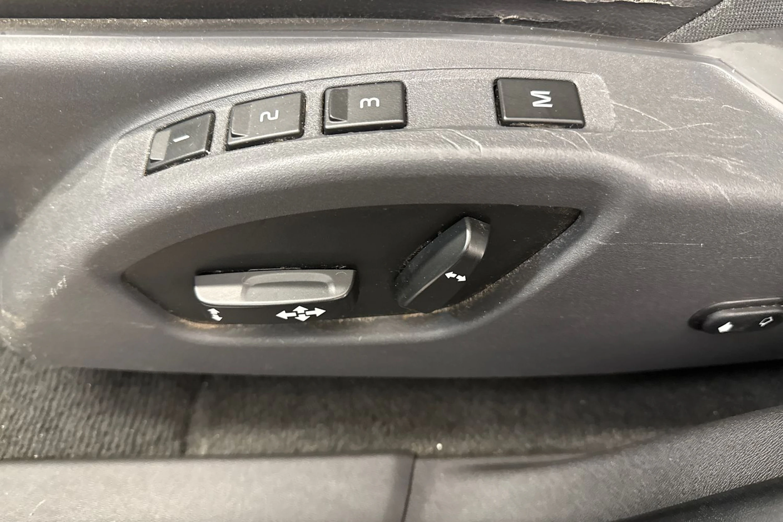 Harmaa Volvo XC60 2016 kuva 18.