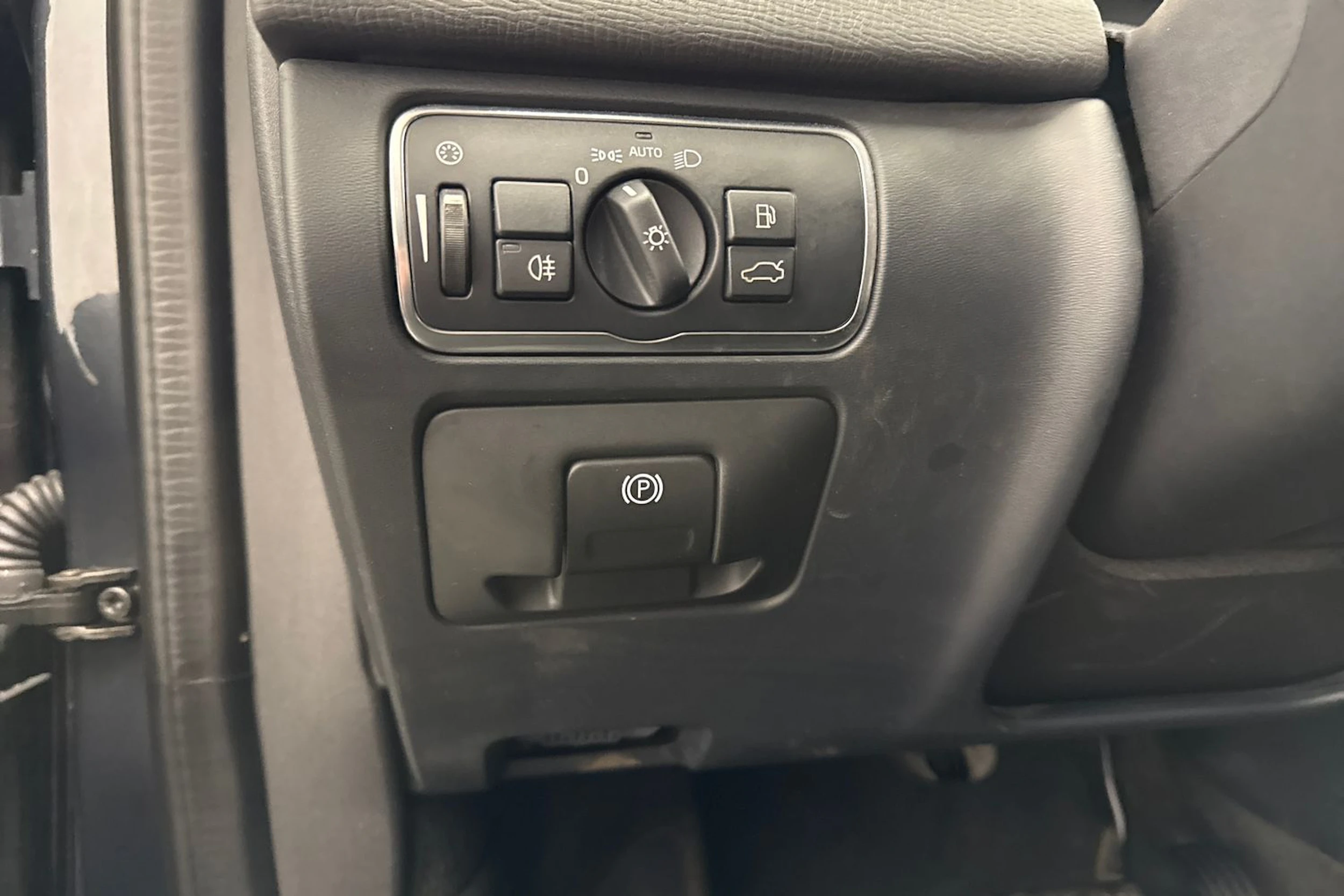 Harmaa Volvo XC60 2016 kuva 19.