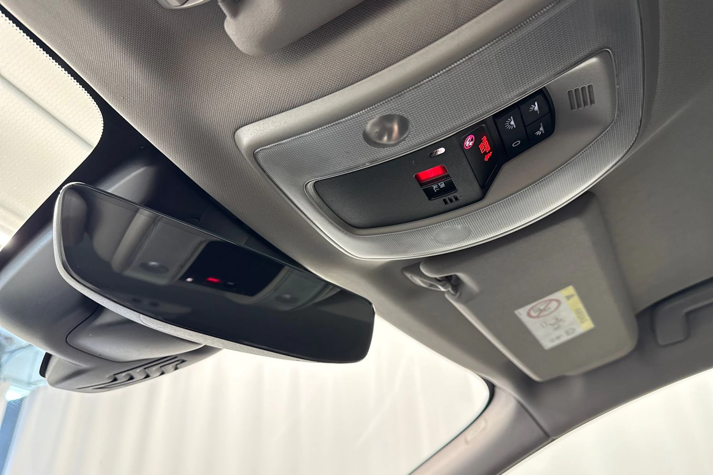 Harmaa Volvo XC60 2016 kuva 24.