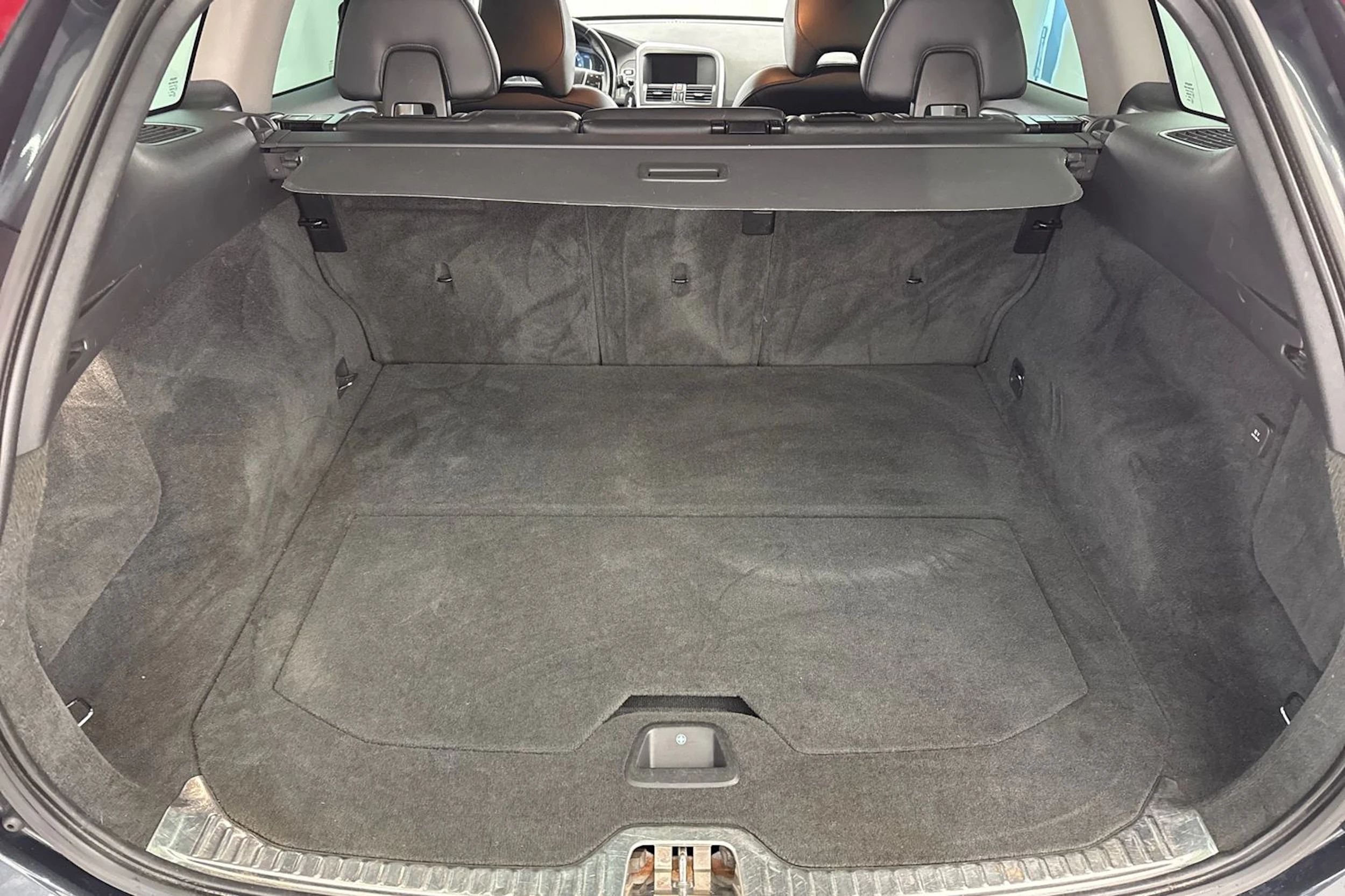 Harmaa Volvo XC60 2016 kuva 27.