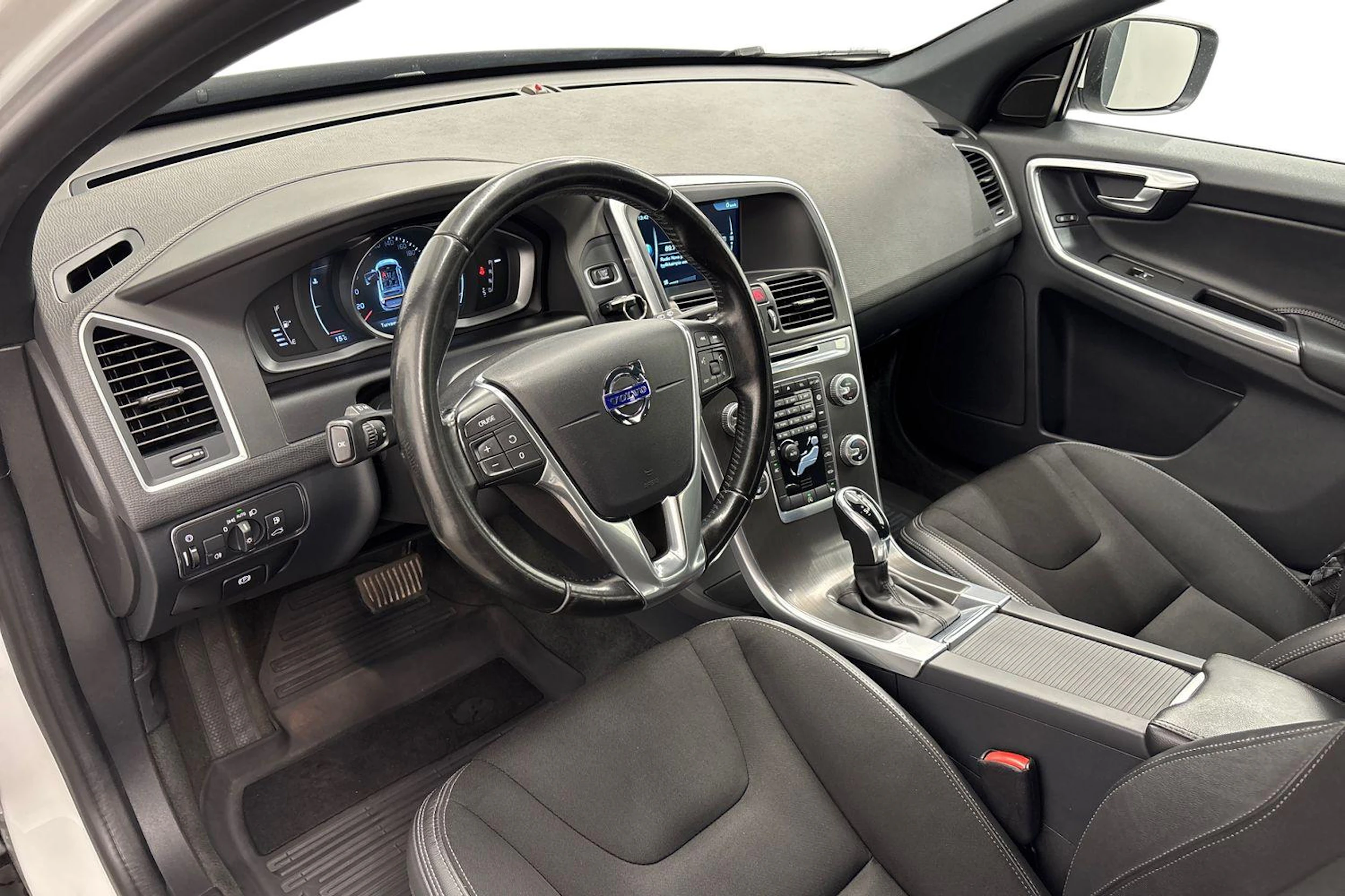 valkoinen Volvo XC60 2016 kuva 6.