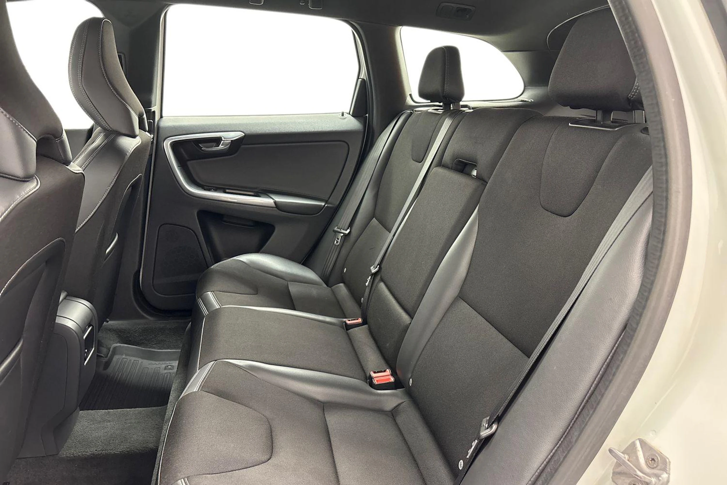 valkoinen Volvo XC60 2016 kuva 8.