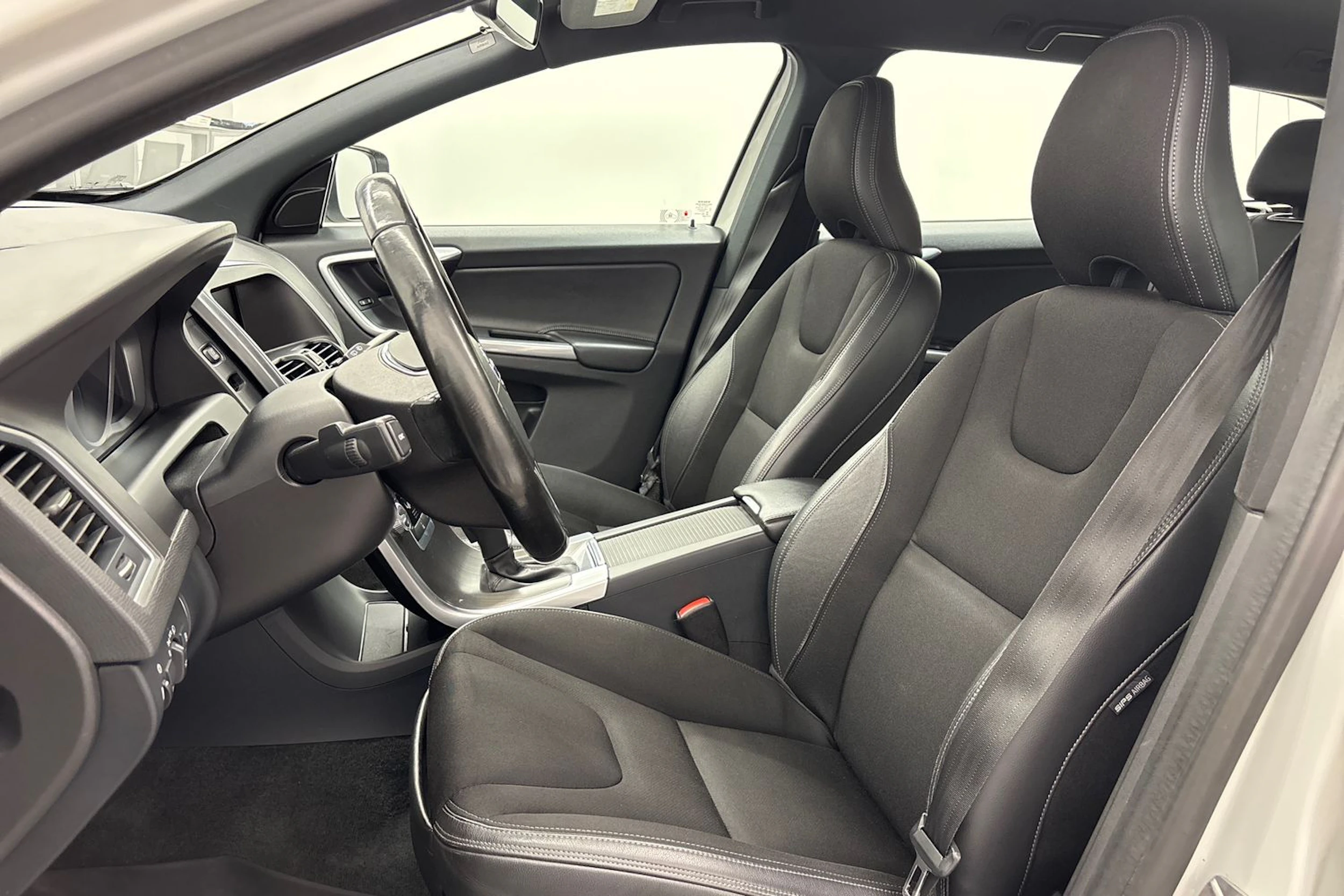 valkoinen Volvo XC60 2016 kuva 11.