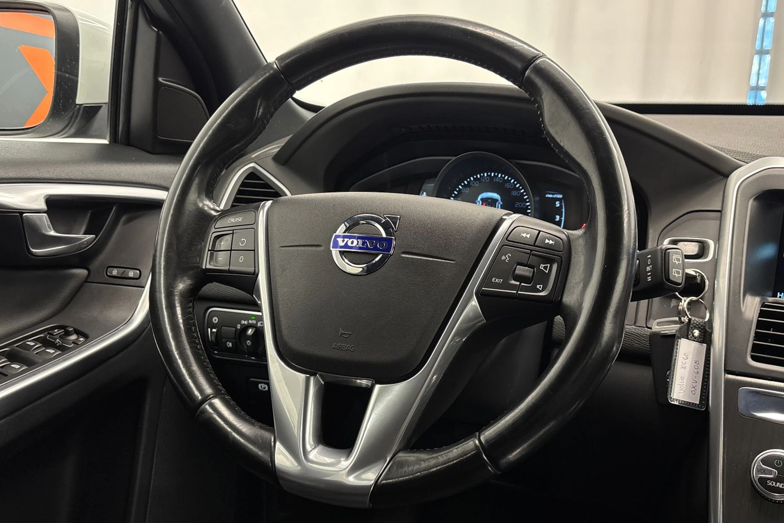 valkoinen Volvo XC60 2016 kuva 12.