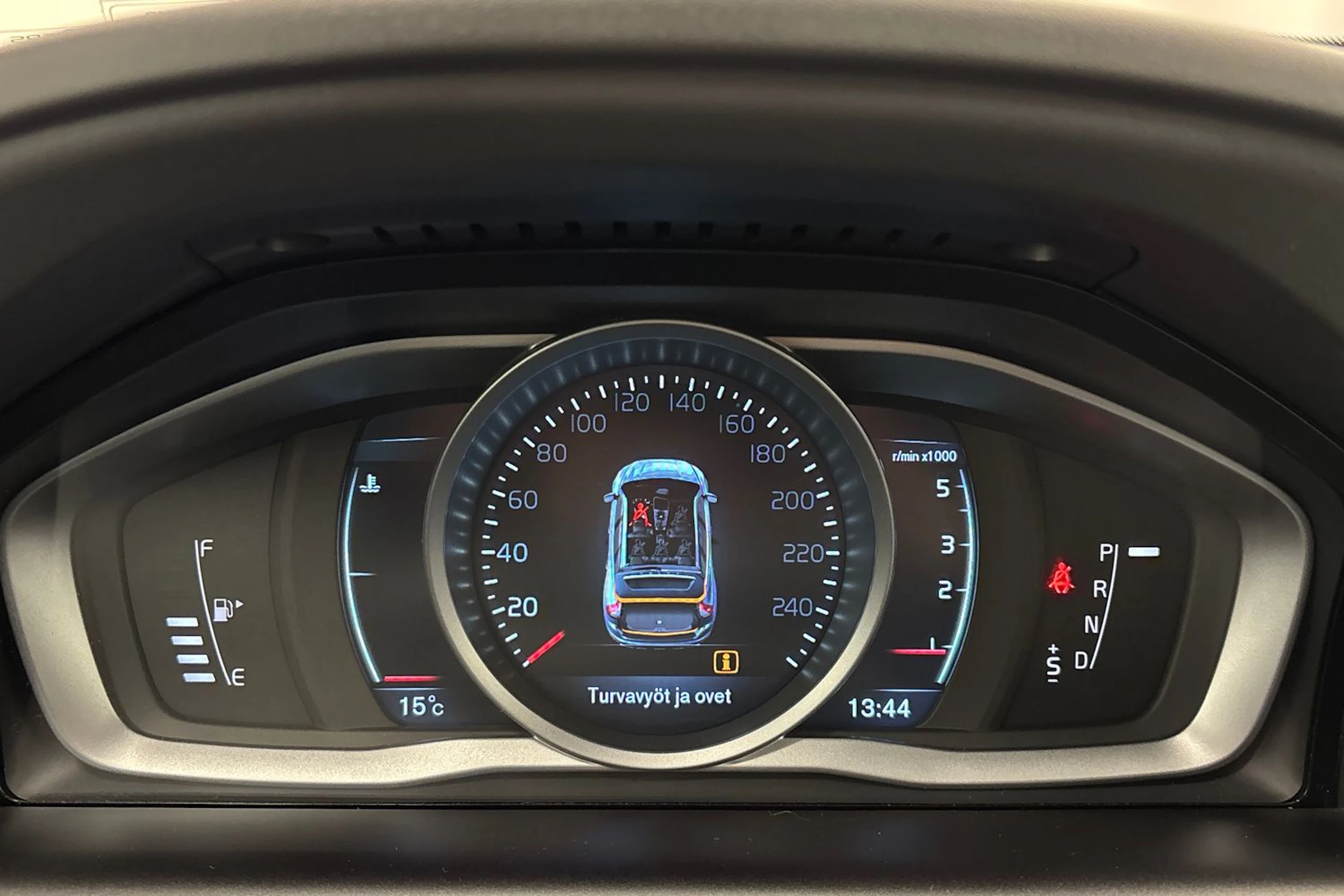 valkoinen Volvo XC60 2016 kuva 15.
