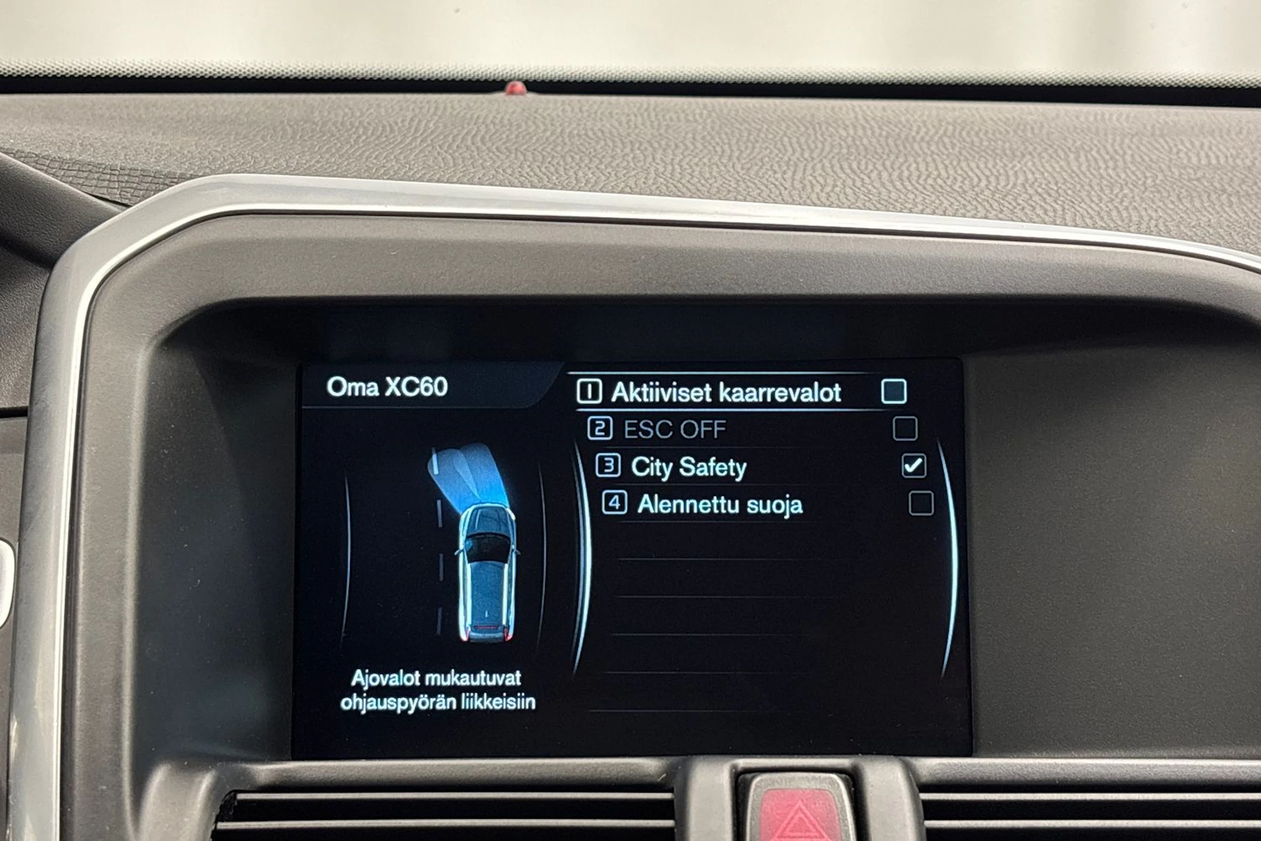 valkoinen Volvo XC60 2016 kuva 18.